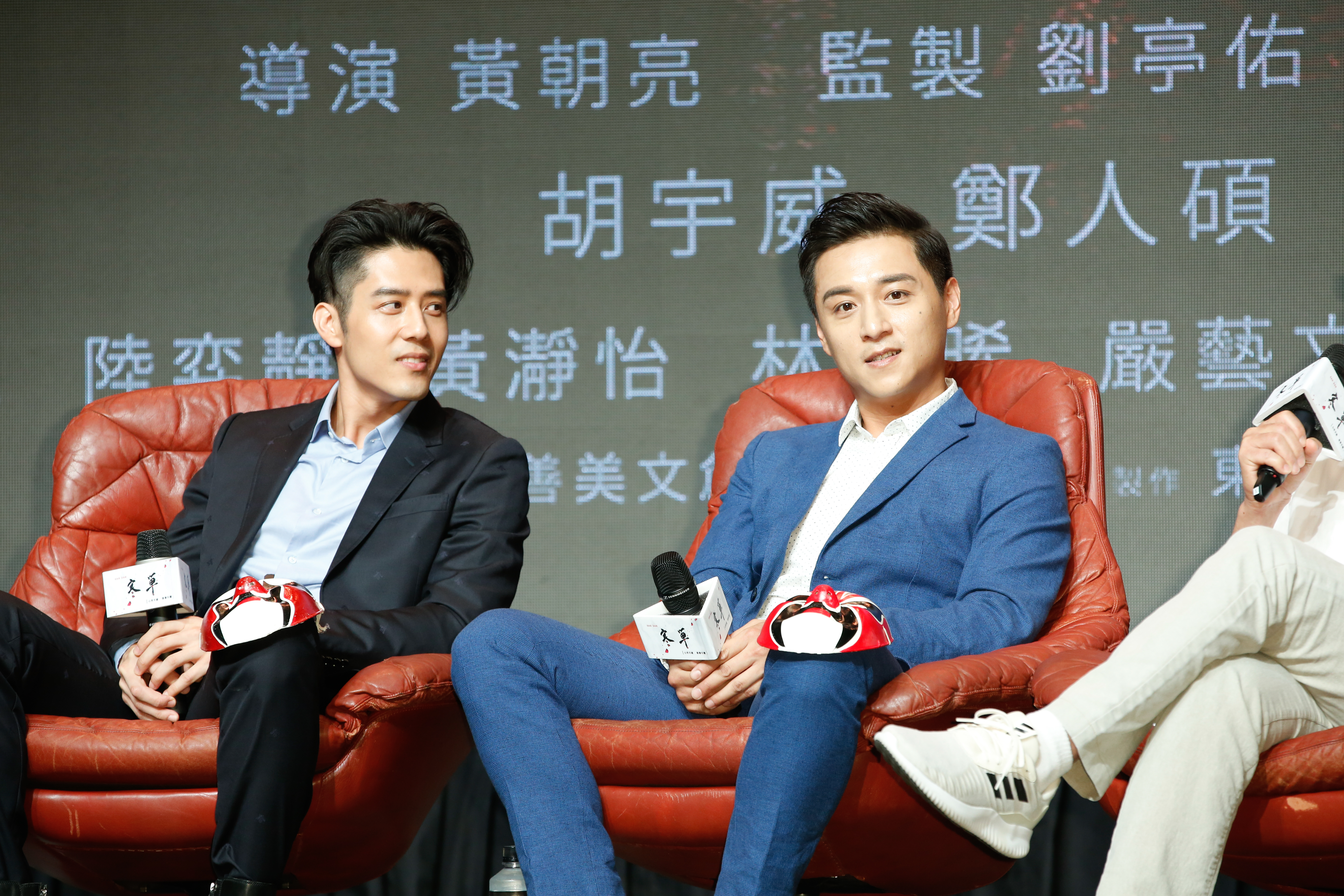 鄭人碩（右）在片中堪稱慘絕人寰，不僅失聰，還四肢重殘，臉也近乎毀容，角色難度超高。