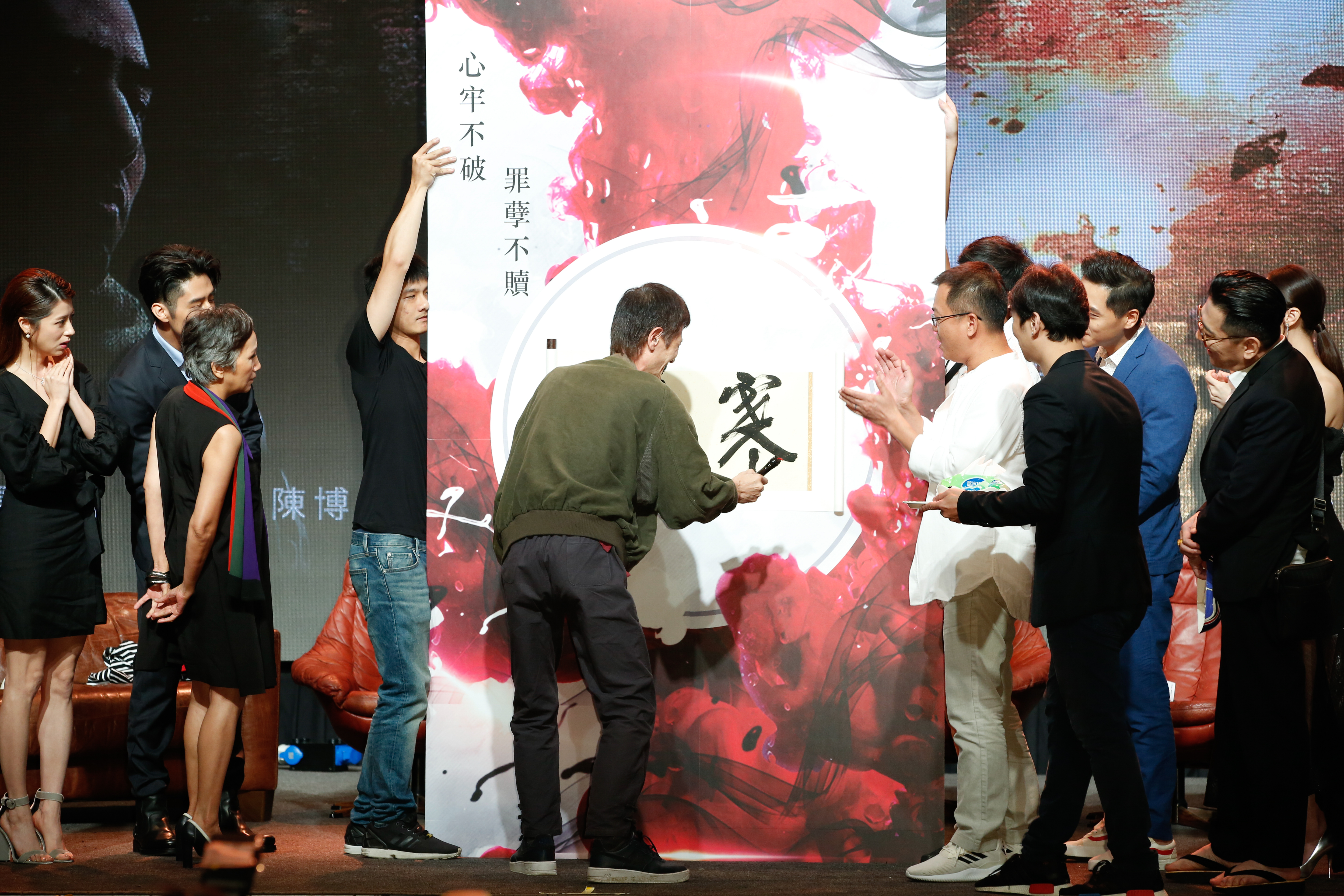 外表草根的陳博正，對詩詞書法均有研究，他也現場揮毫寫下片名「寒單」2字，蒼勁字體獲得一片掌聲。
