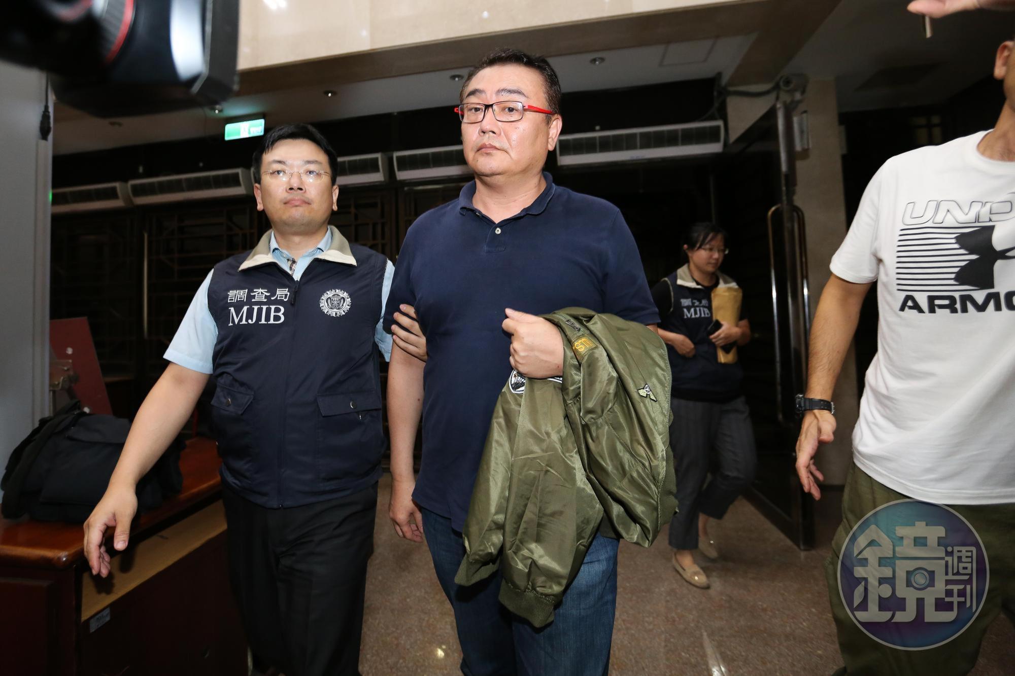 郭自行今天凌晨3點半移送北檢時,面對記者採訪,不願表示意見,隨即進入偵查庭。