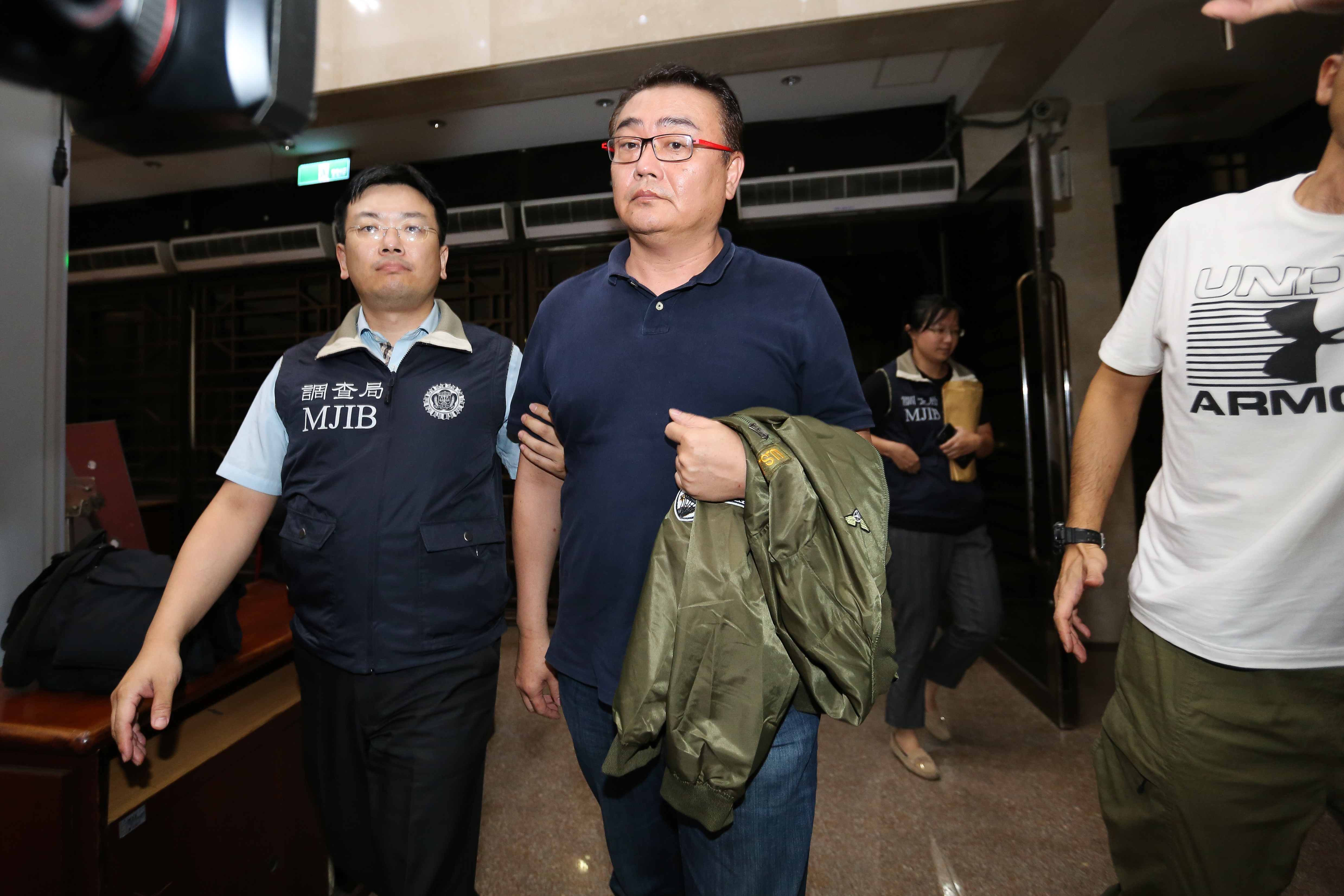 郭自行今天凌晨3點半移送北檢時，面對記者採訪，不願表示意見，隨即進入偵查庭。