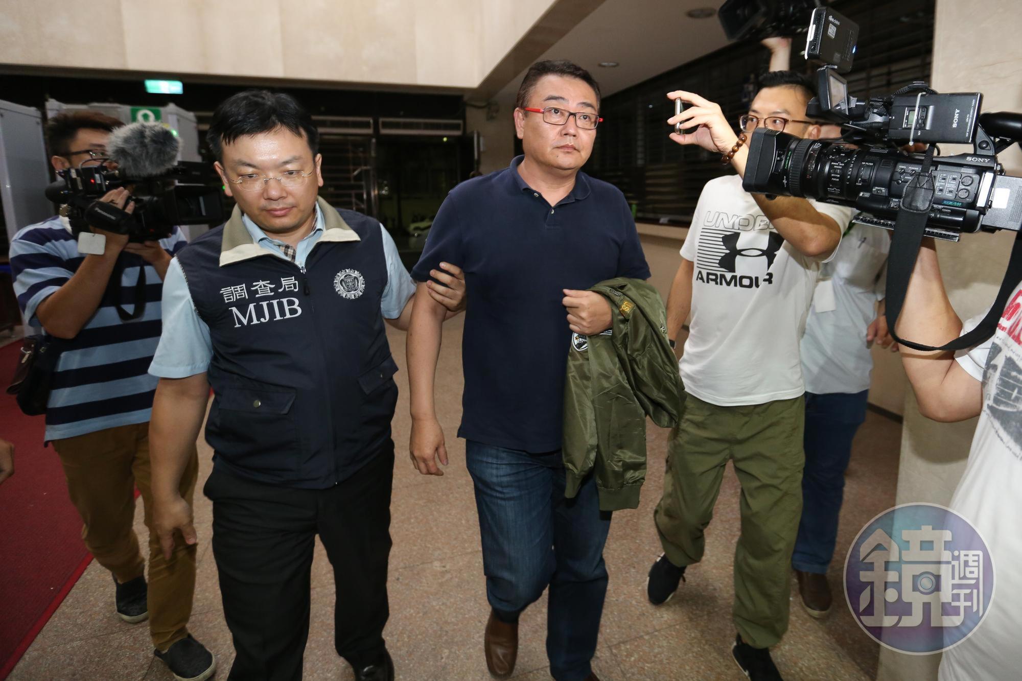 郭自行今天凌晨3點半被調查局人員移送北檢時,面對記者採訪,不願表示意見,隨即進入偵查庭。