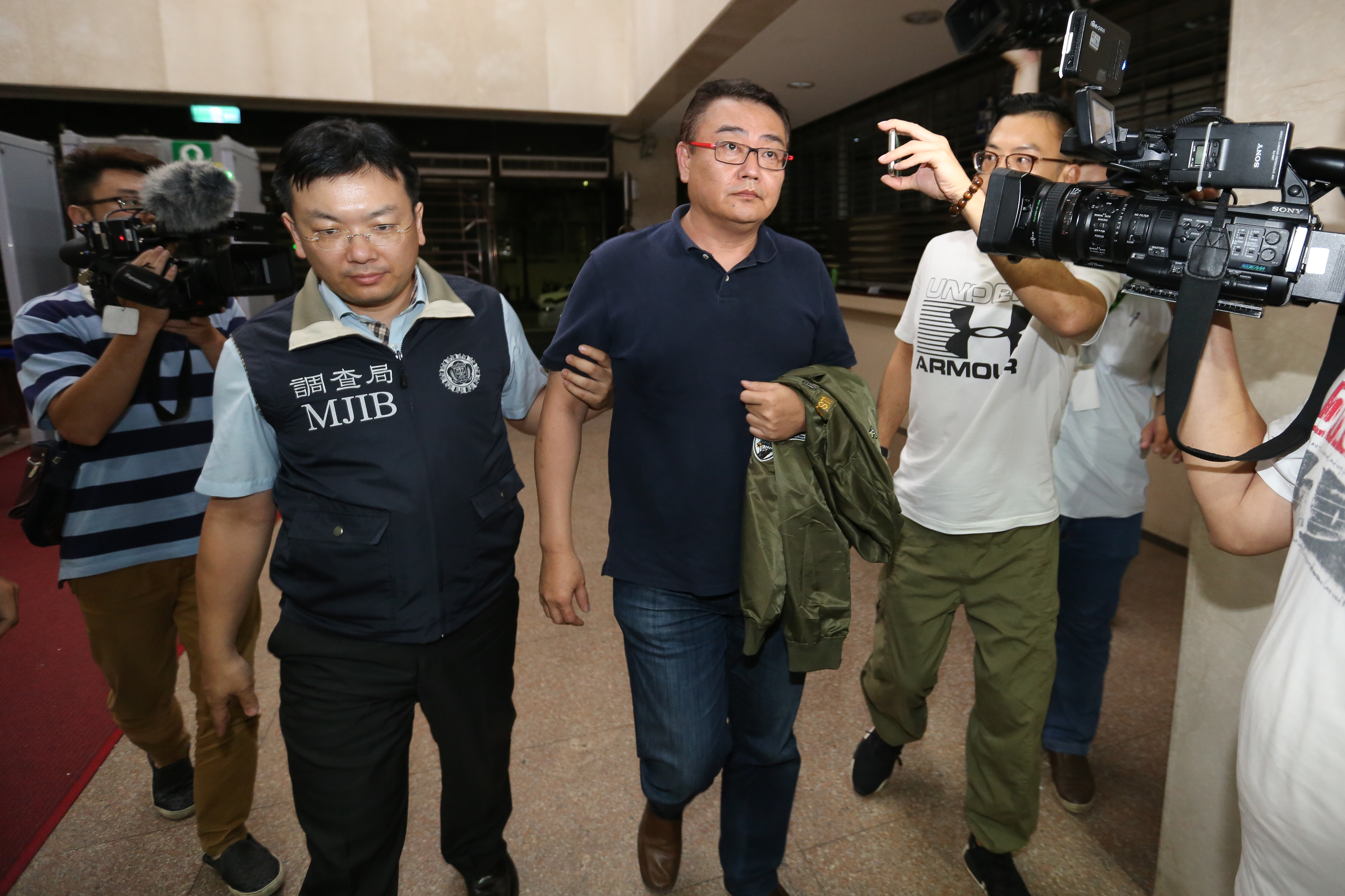 郭自行今天凌晨3點半被調查局人員移送北檢時，面對記者採訪，不願表示意見，隨即進入偵查庭。