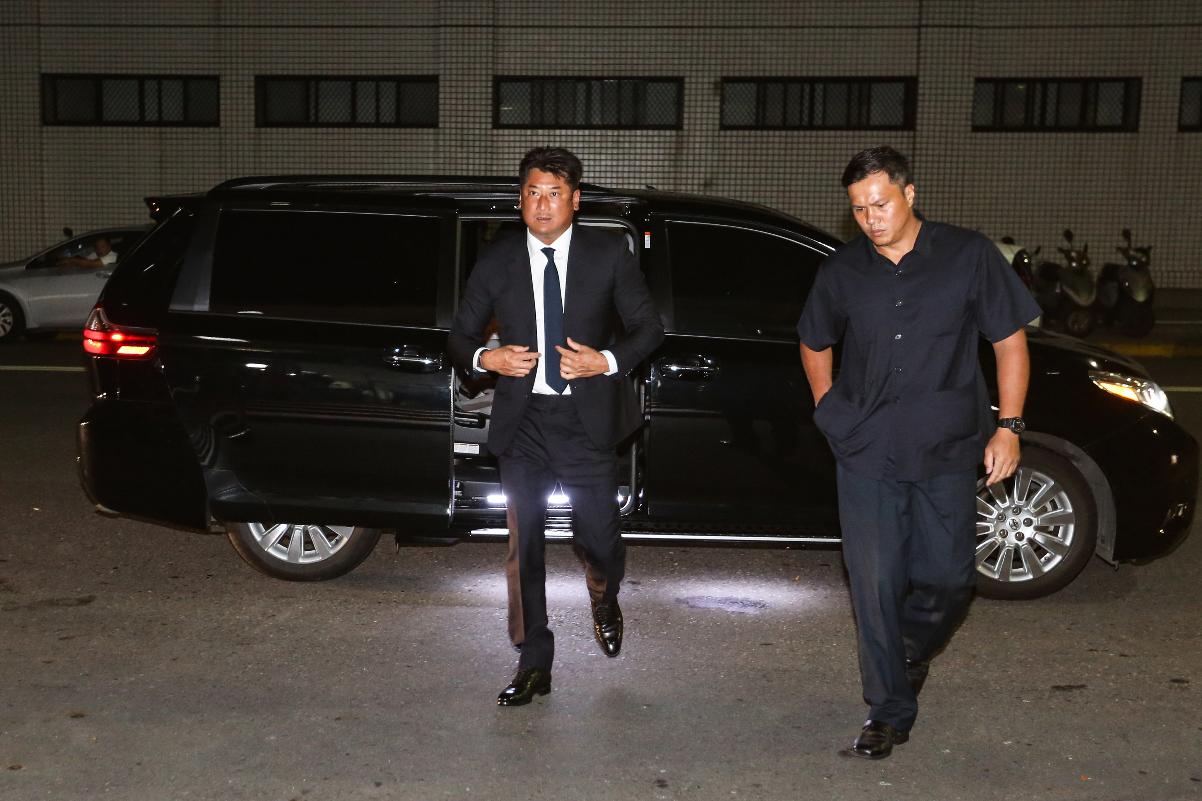 高等法院夜審紅火案，中信慈善基金會董事長辜仲諒出庭，證人陳俊哲卻臨時表示拒證言。