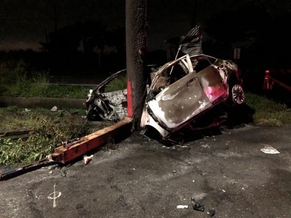 車子撞上牌樓立刻燃燒，路人無力搶救，車內的人也無法逃生，就這樣葬身火窟。（警方提供）