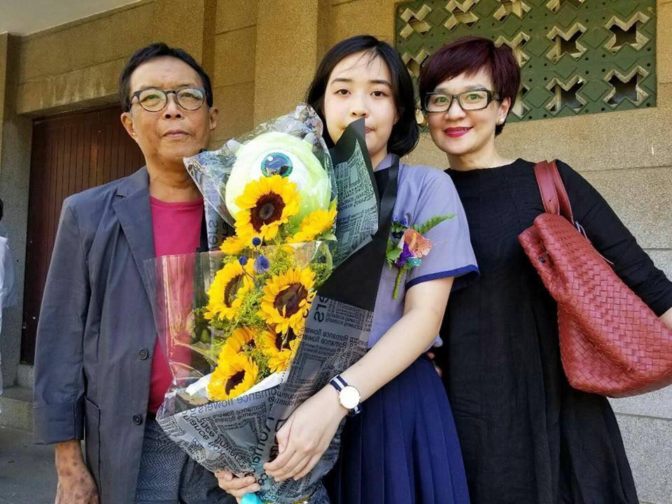 柯以敏（右）痛哭老公黃國輔（左）驟逝，18歲愛女來不及見爸爸最後一面。（翻攝自臉書）