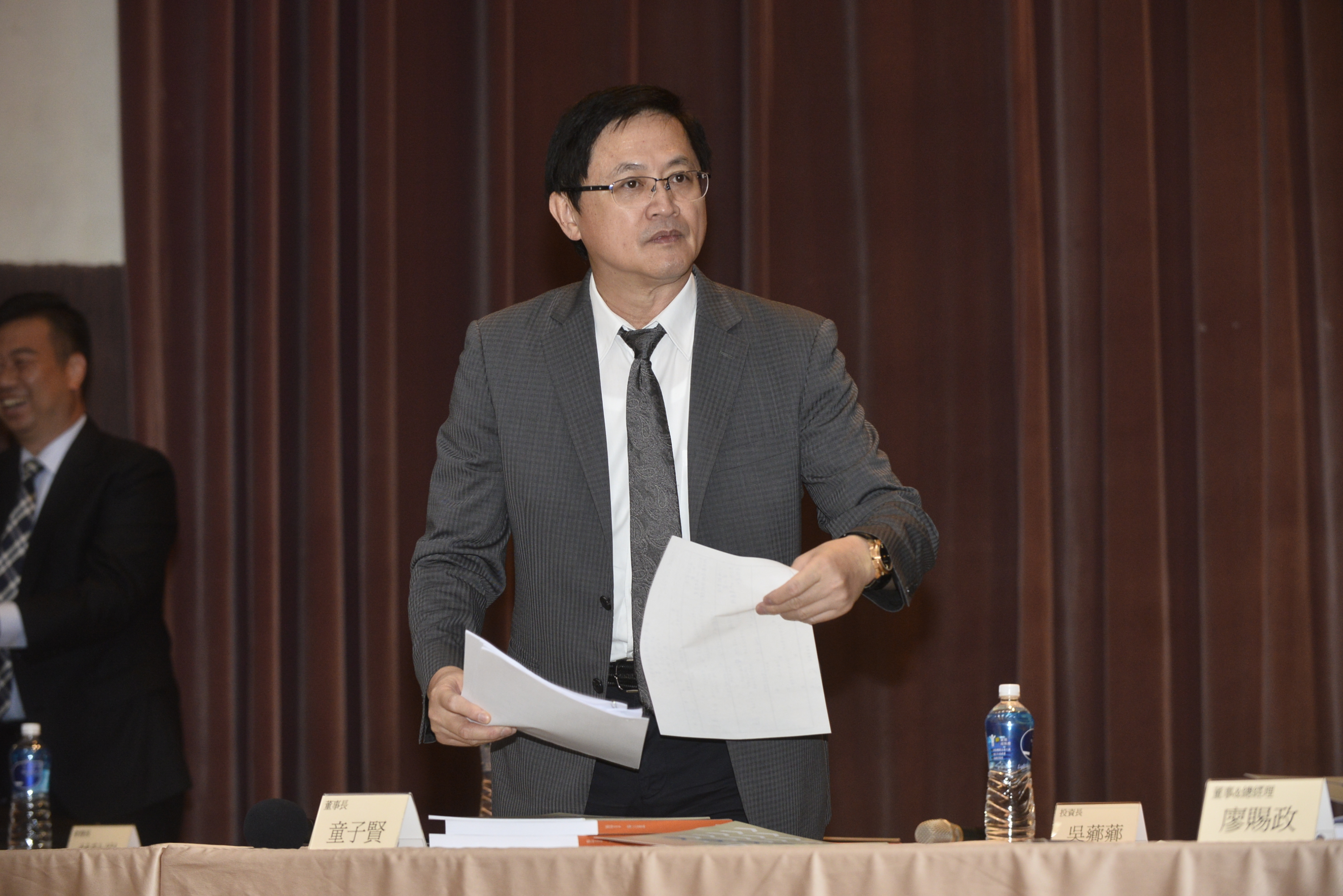 21日召開股東會的和碩董事長童子賢表示，國際局勢變化多端，但新環境與新風險對和碩也許是成長的新契機。