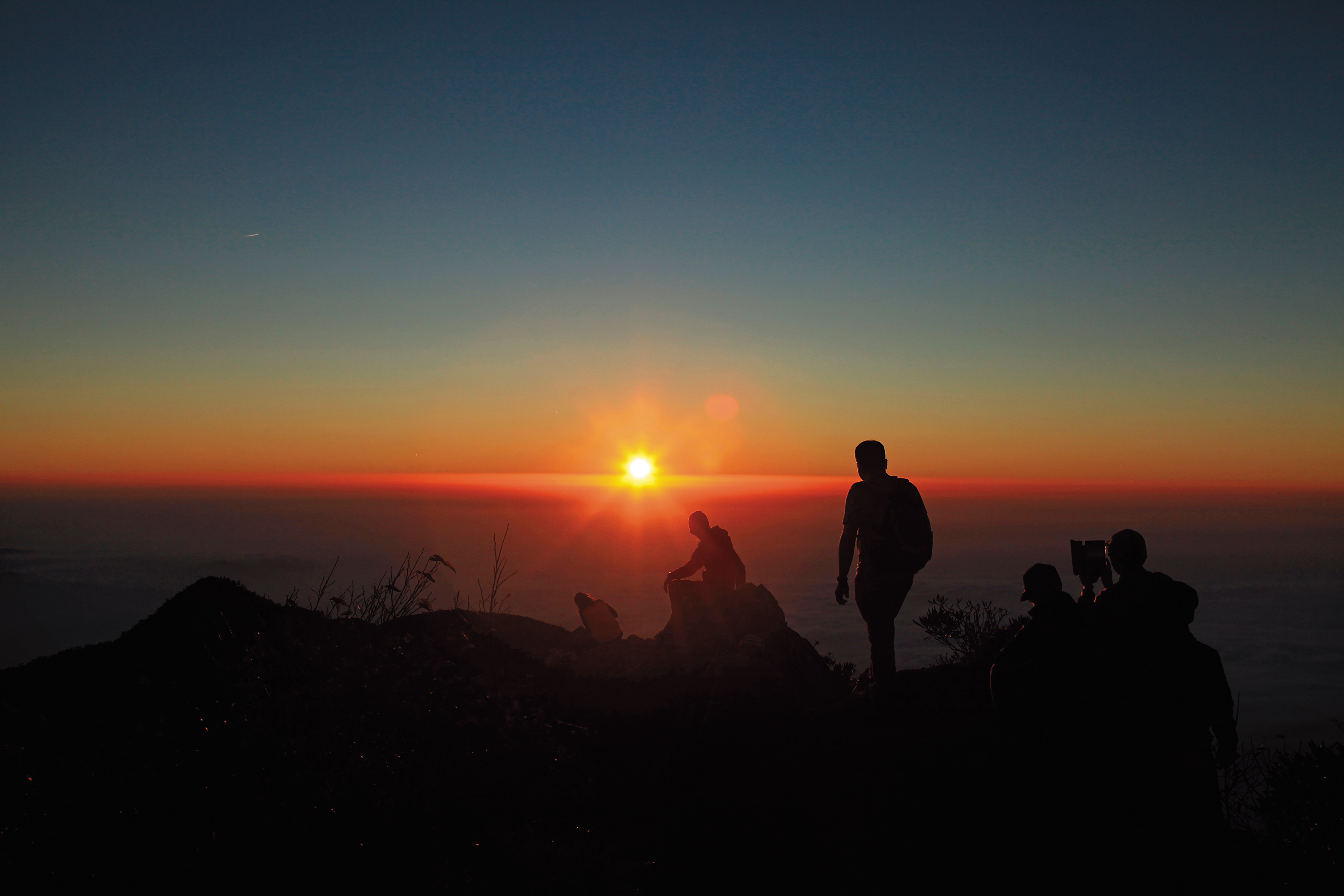 鳶嘴山頂可賞絕美夕陽雲海，吸引不少攝影愛好者前來拍攝。