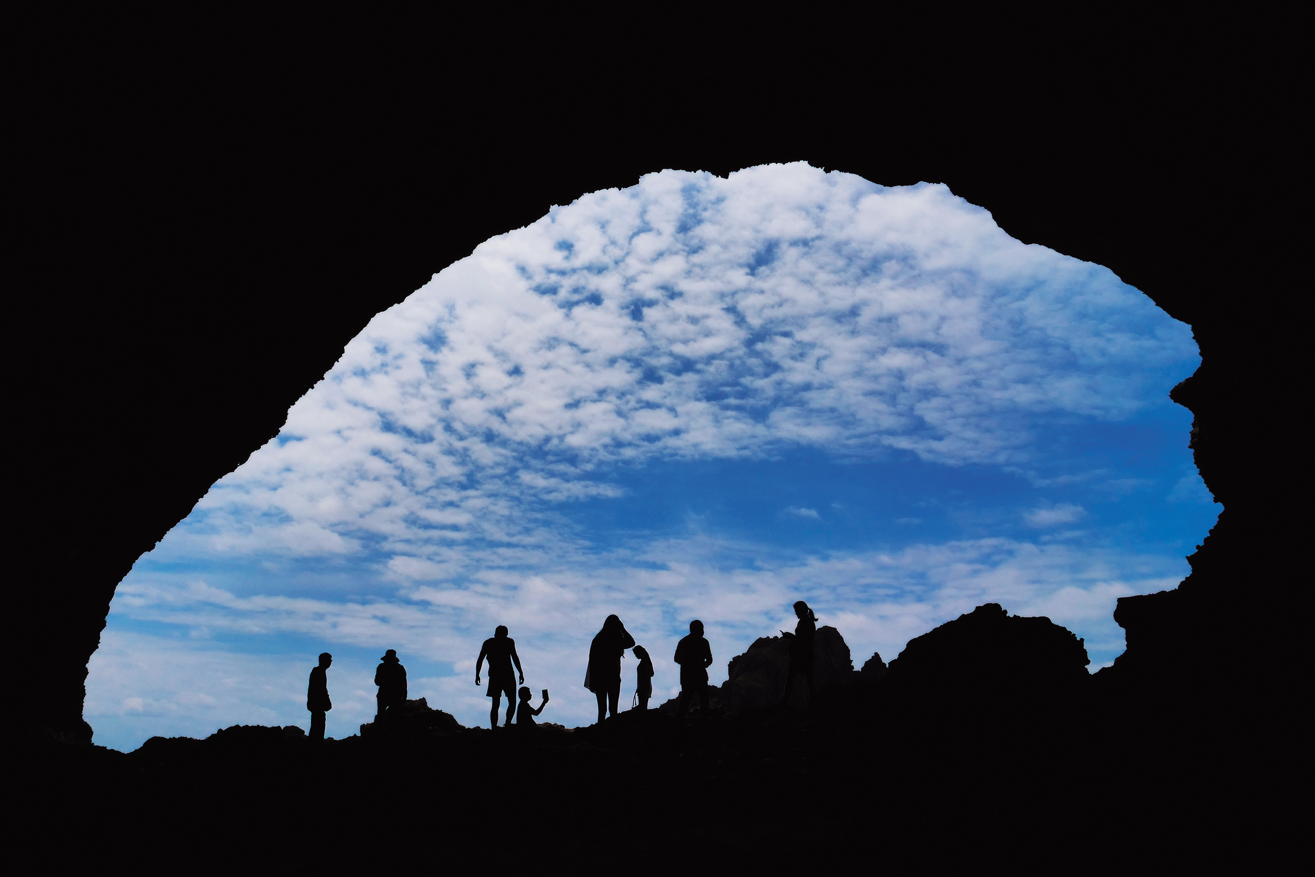 「彎弓洞」為一個巨大的海蝕門，由內往外拍，像極了一輛小汽車。