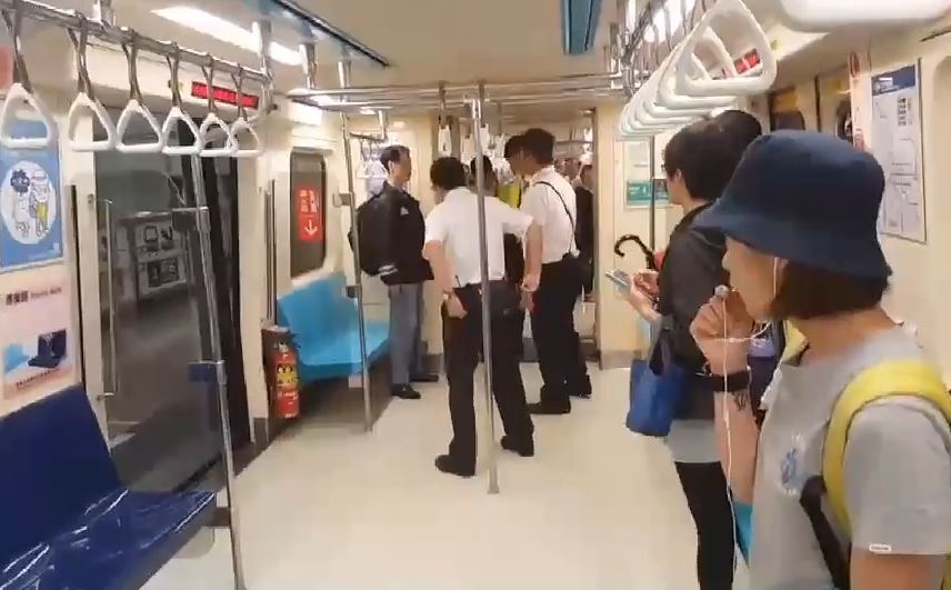 台北捷運昨日上午傳出捷運砍人事件，經查發現已是舊聞。（翻攝網路）