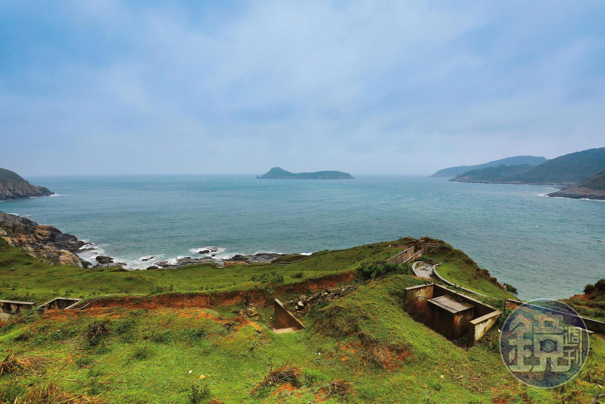 大坵島昔日有軍隊駐守，廢棄碉堡可以遠眺無人島。