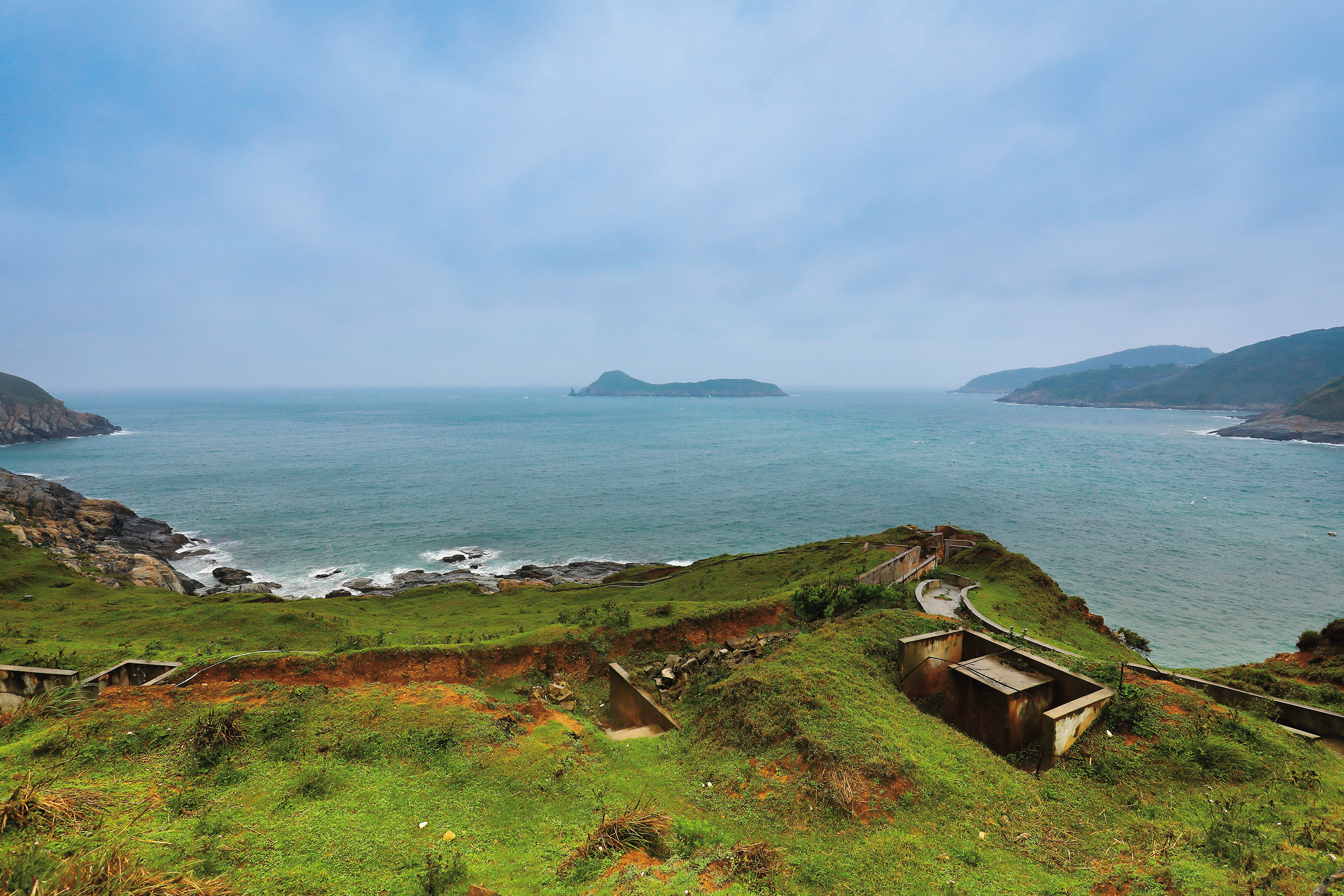 大坵島昔日有軍隊駐守,廢棄碉堡可以遠眺無人島。