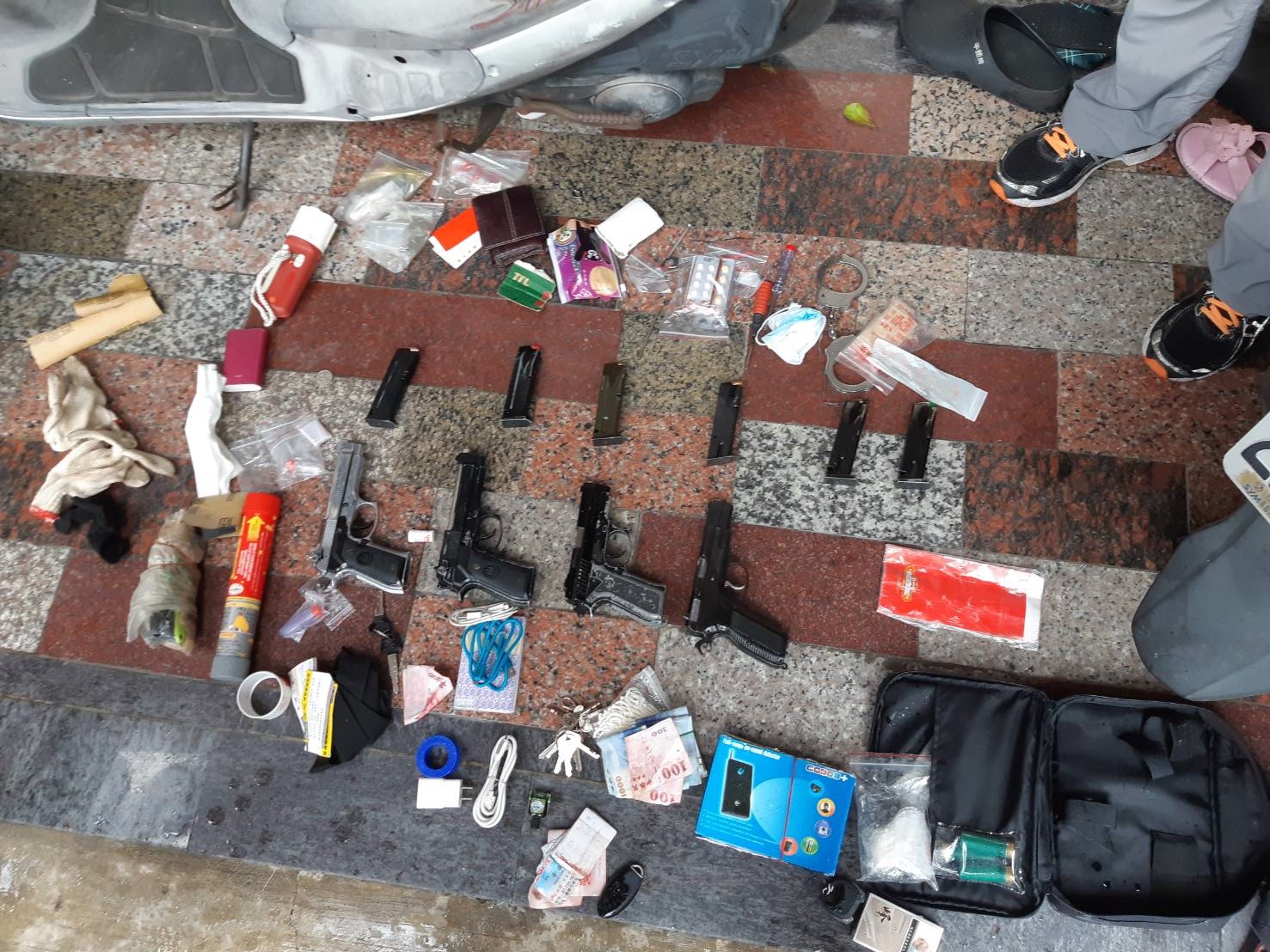 警方自商嫌包包中搜出大批槍彈與毒品。（警方提供）