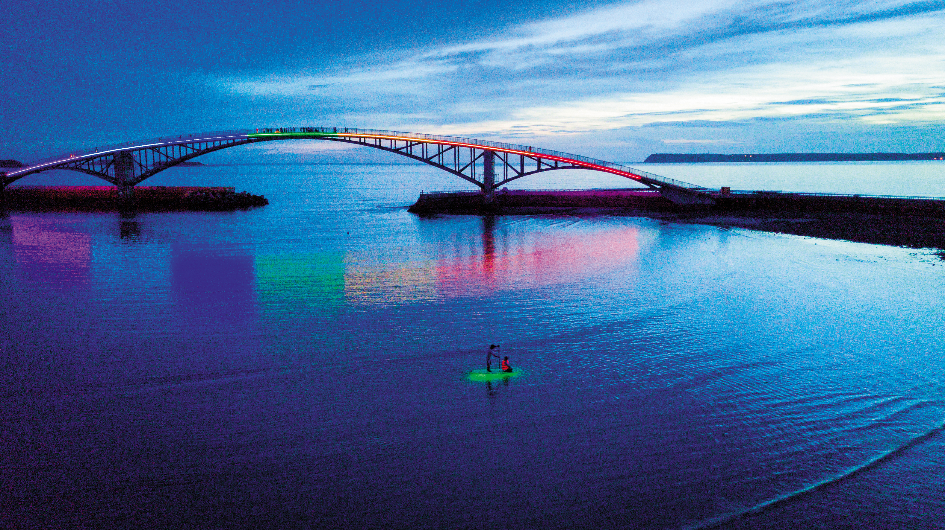 傍晚時間的跨海彩虹橋，呈現一天最美的時刻。