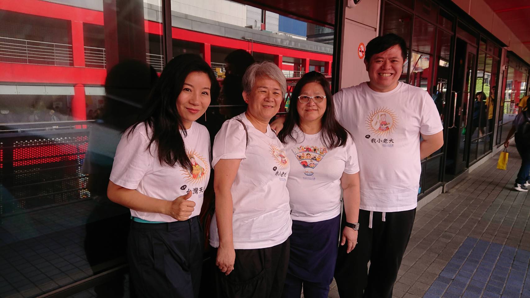 《看不見的台灣》映後座談跑透透，左起副導王增麗、通靈阿姐林寶貴、貫譽、製片曾國駿。（影市堂股份有限公司提供）