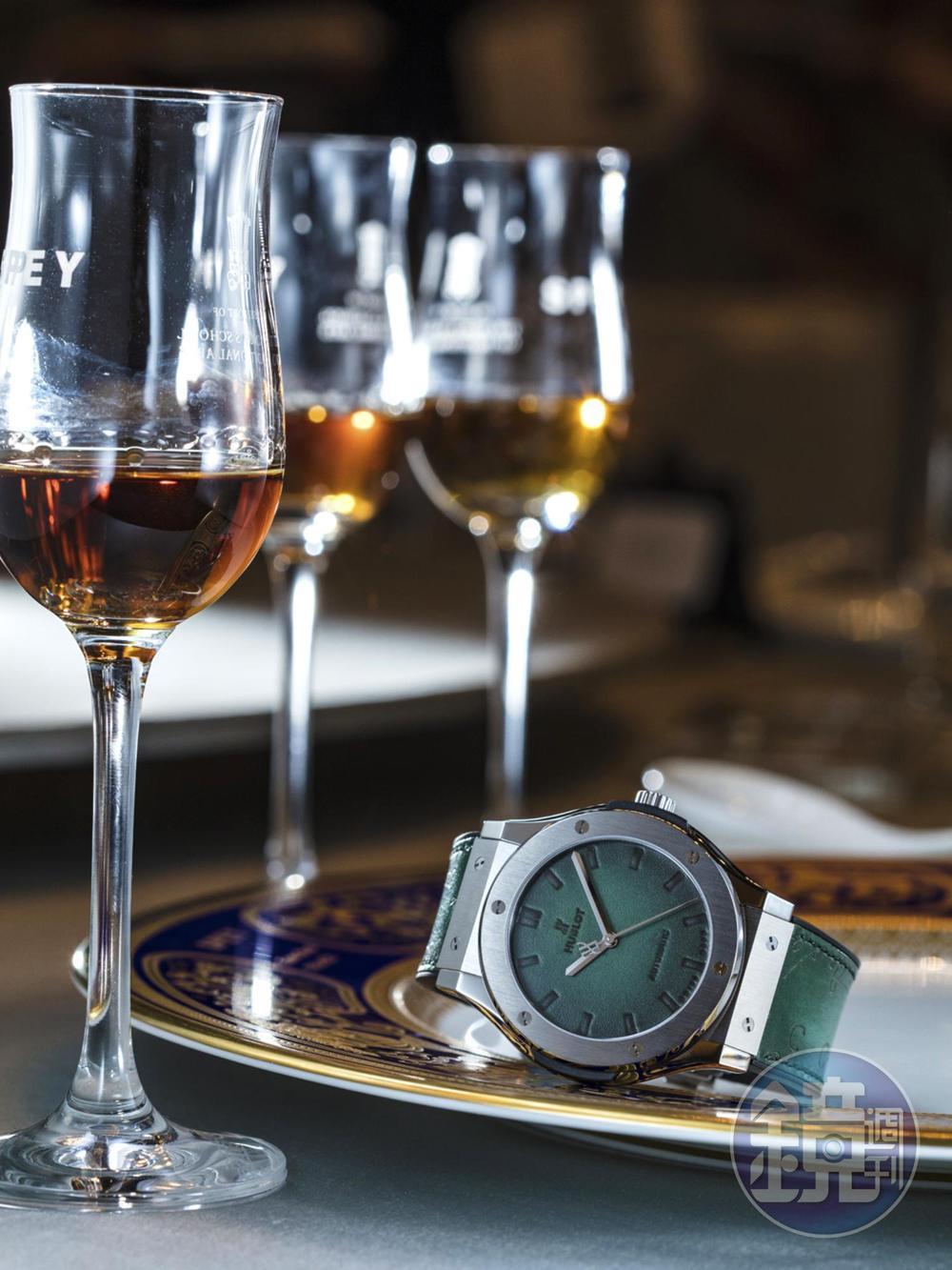 《HUBLOT Classic Fusion Berluti》宇舶以融合概念而聞名，是錶壇第一個開始使用橡膠材質的品牌。而後各種叫人驚奇的融合材質不斷出現。這款與法國奢華皮革品牌Berluti合作的錶款，其挑戰在於要把皮革鞣製到最薄，同時，保持其質感與色澤就要考慮皮革的油脂與濕度，又要讓它穩定而不會氧化。圖中的綠色款顏色非常大臑。今年更推出酒紅與紫色新款。 功能：時間指示/機芯：自動上鏈機芯/建議售價：約NT$422,000