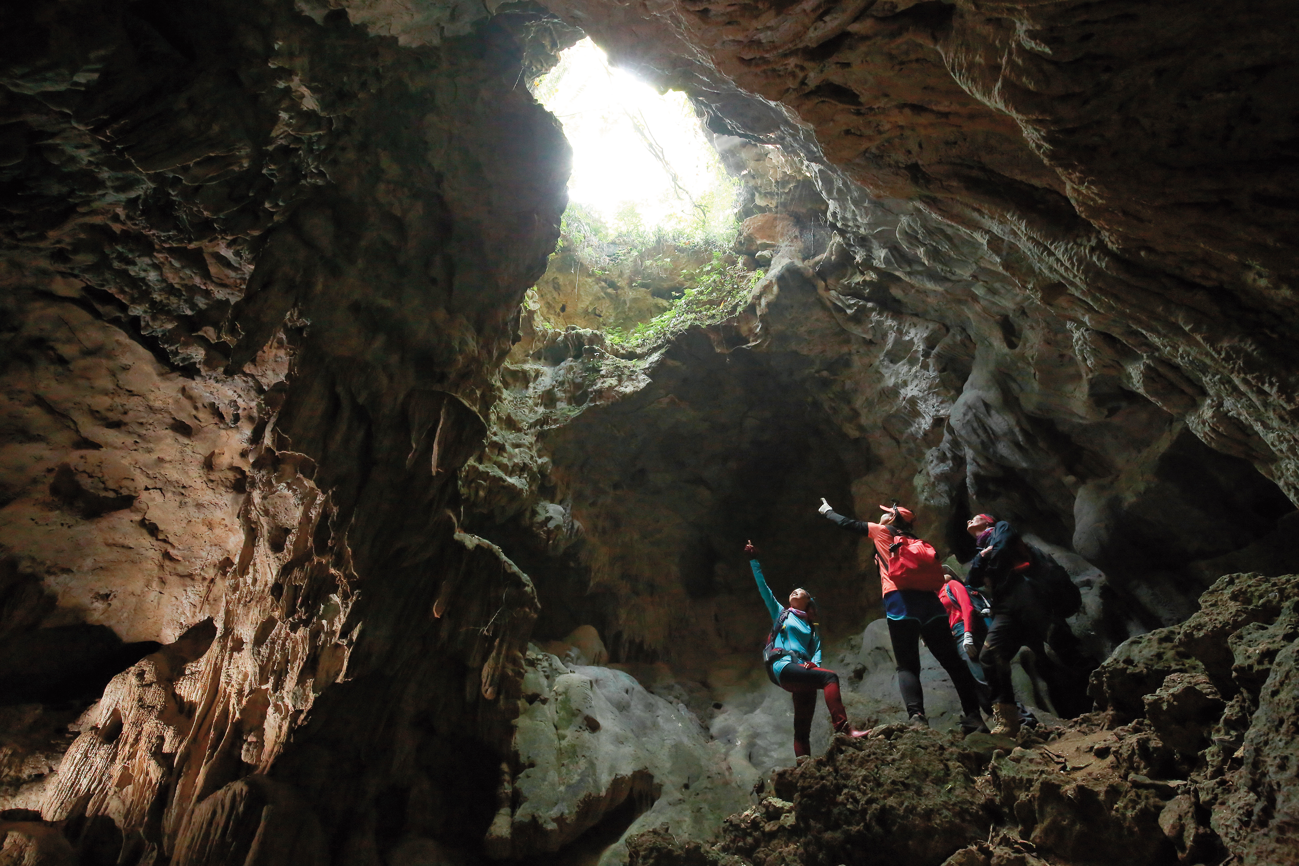 「天財天雨洞」最大特色是洞頂有個天井，陽光灑落時最美。