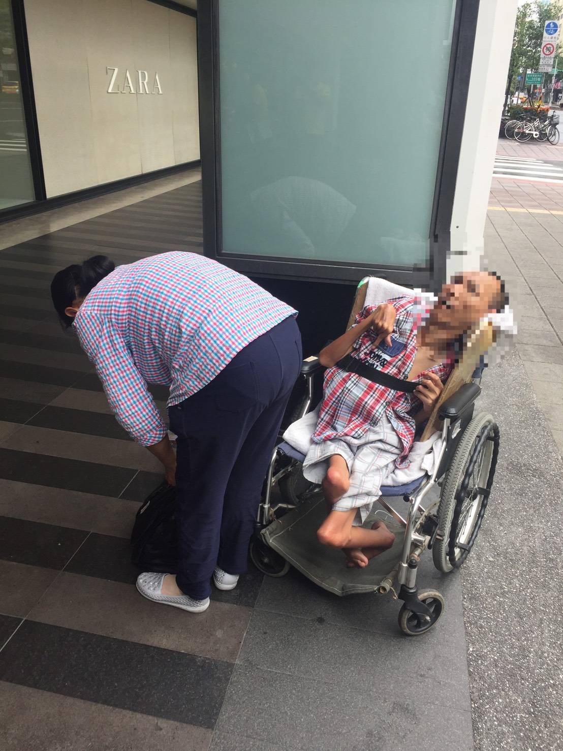 在台北市人潮熙攘的東區知名服飾品牌ZARA前進行乞討之畫面。（警方提供）