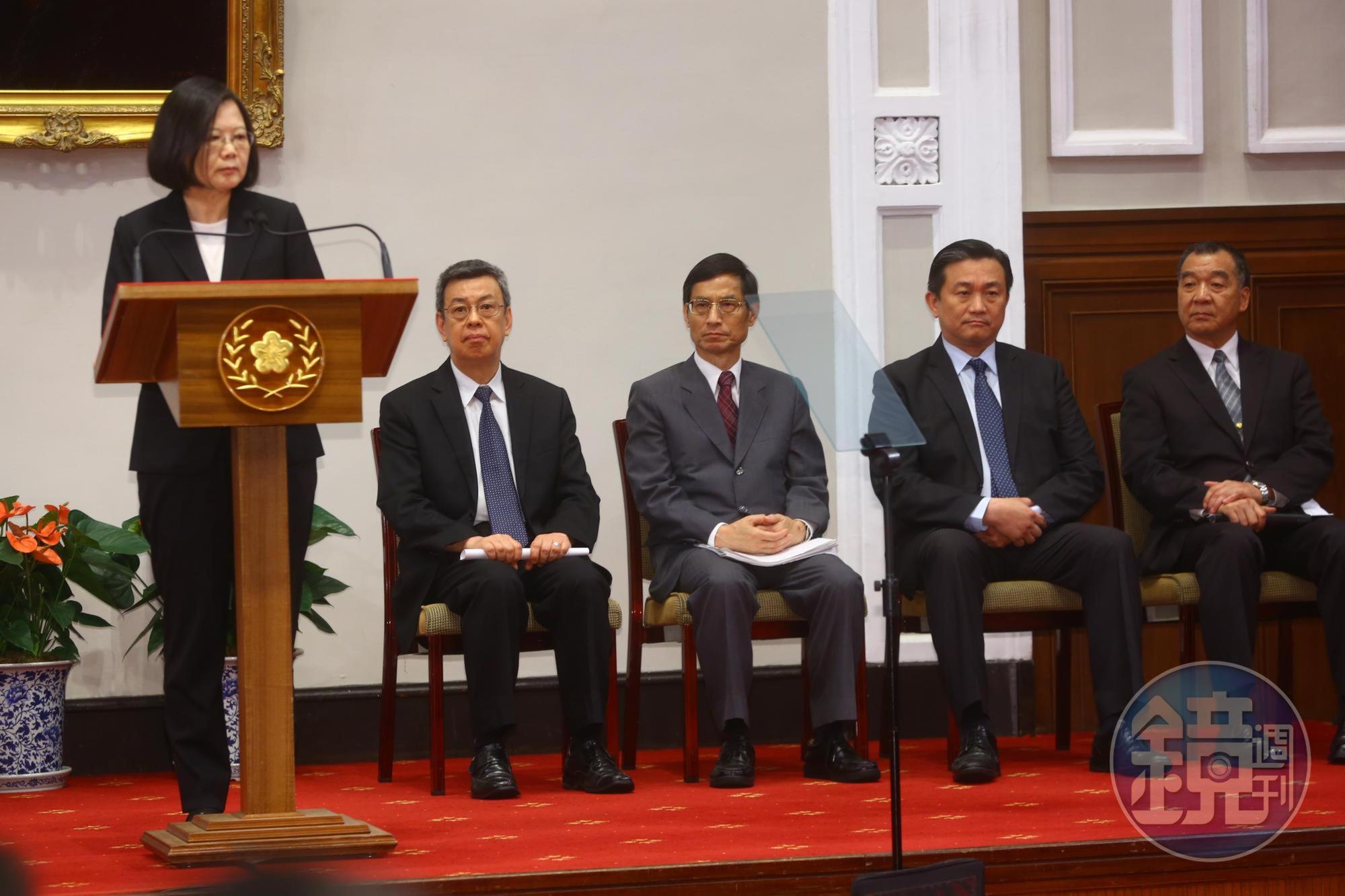 蔡總統發表談話時，特別向全體軍公教道歉，因為口袋中的錢減少，退休生活受到影響，總是會不滿。