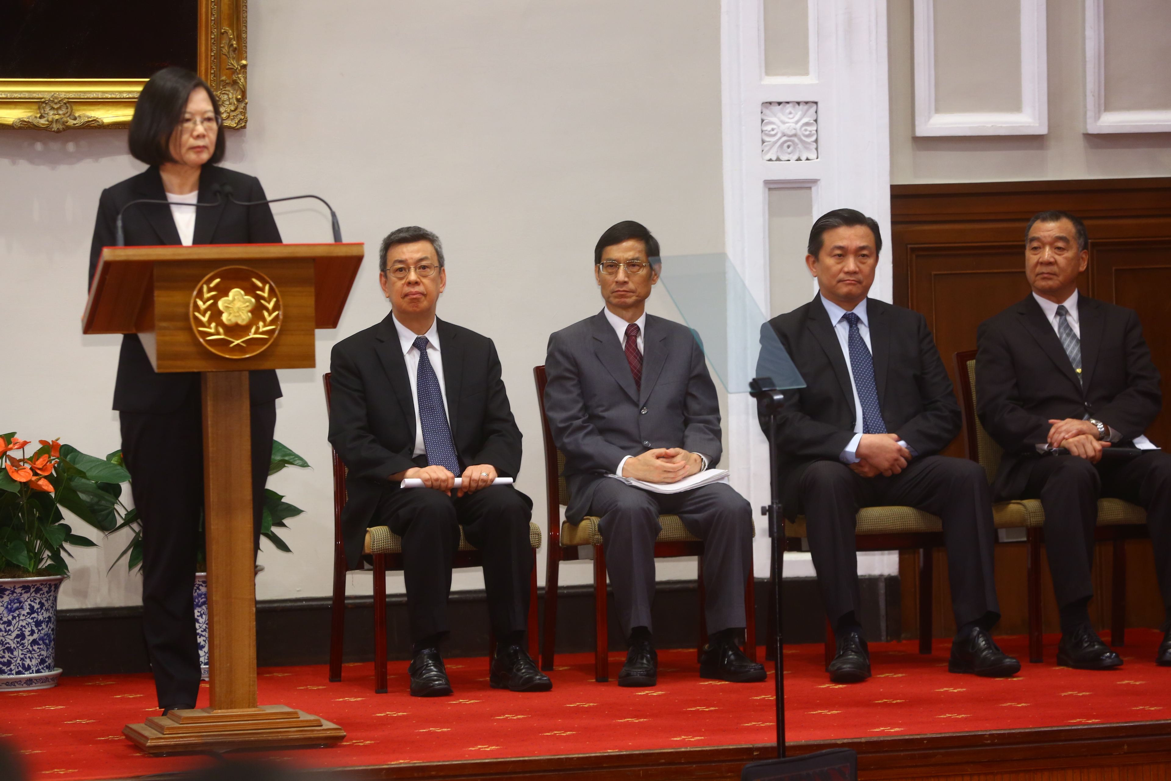 蔡總統發表談話時,特別向全體軍公教道歉,因為口袋中的錢減少,退休生活受到影響,總是會不滿。