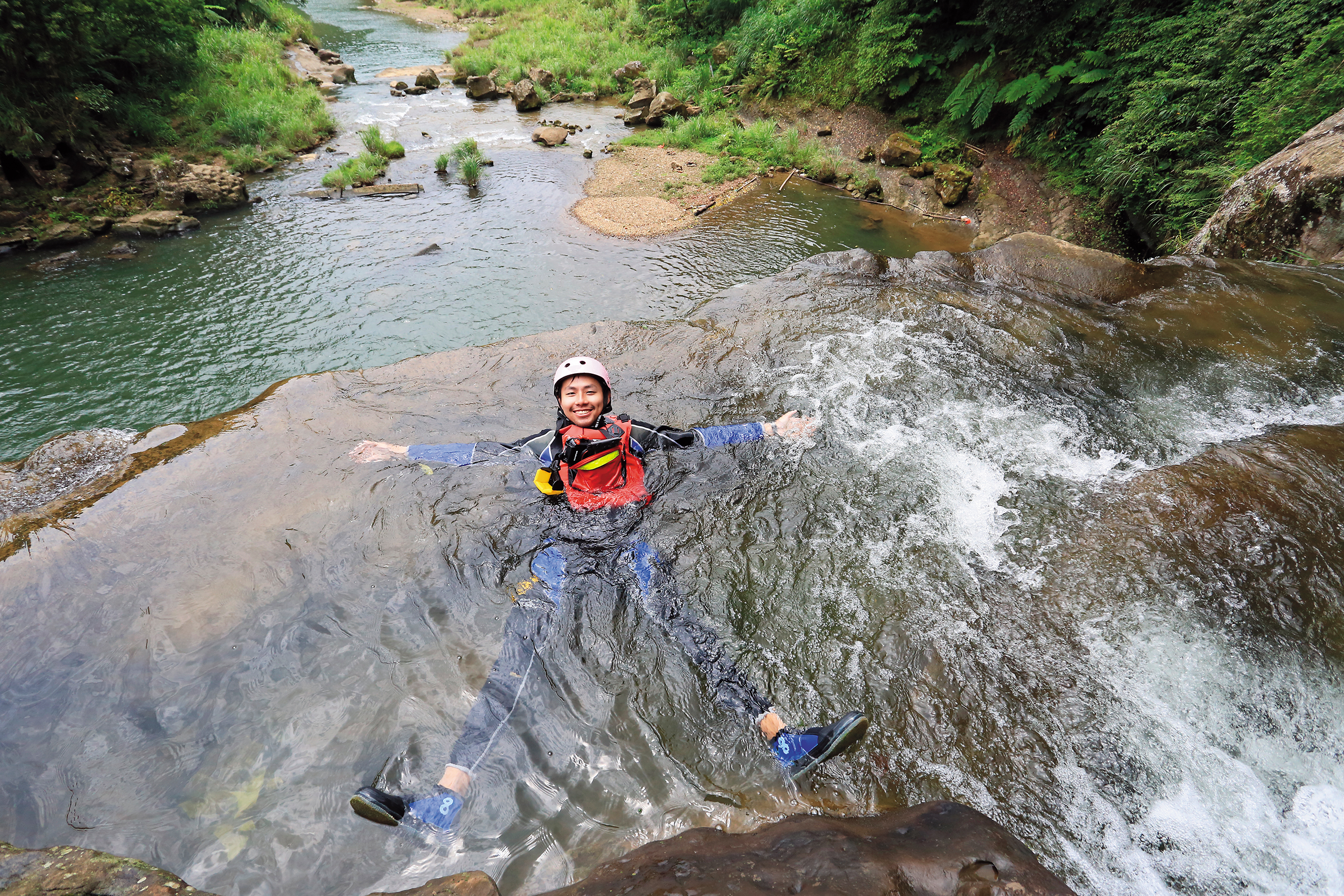 玩家快活躺在瀑布頂，讚嘆這是最棒的無邊際泳池。