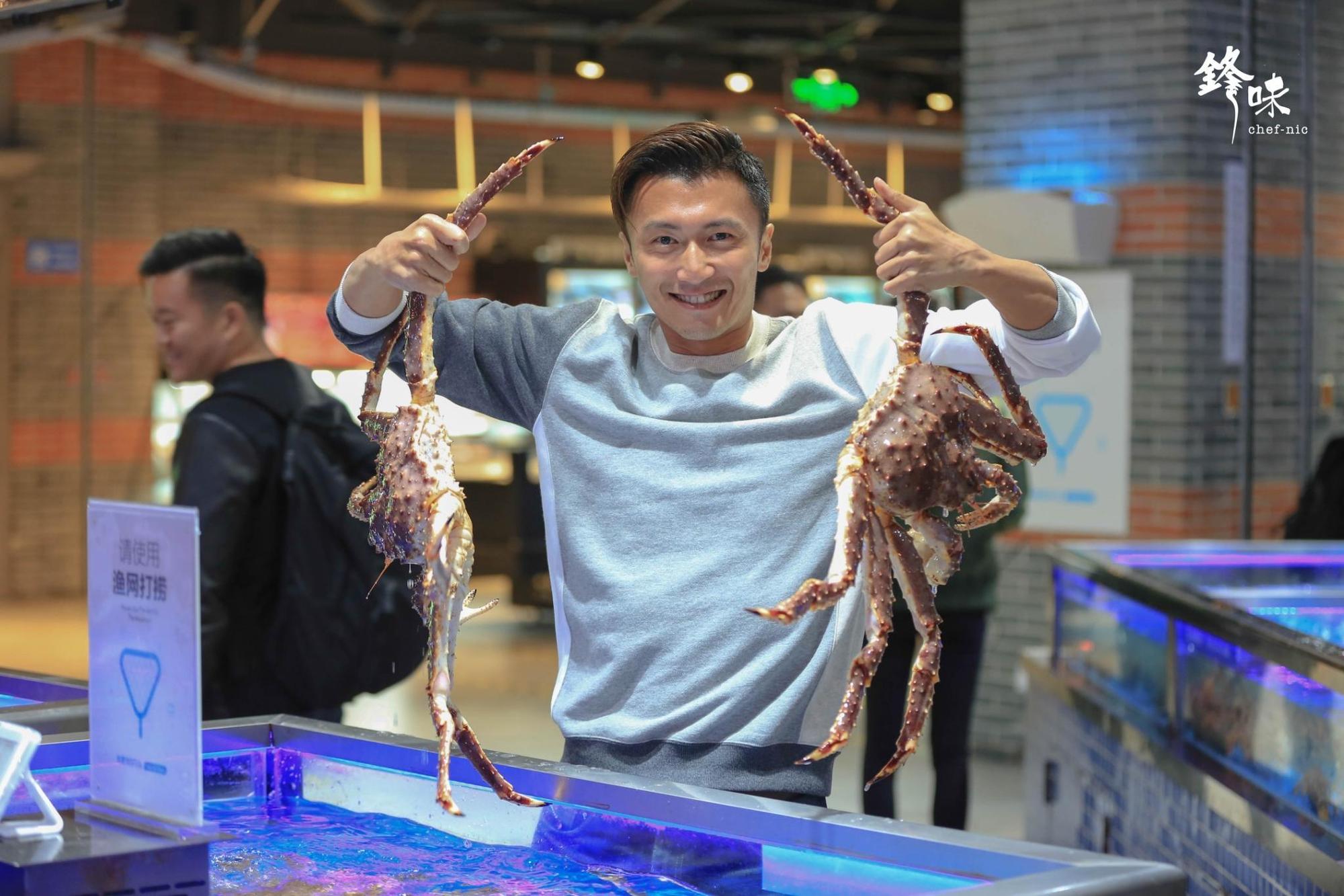 謝霆鋒自白曾是自閉少年，回家都不理老爸，主持美食節目後才改變。（亞洲旅遊台提供）