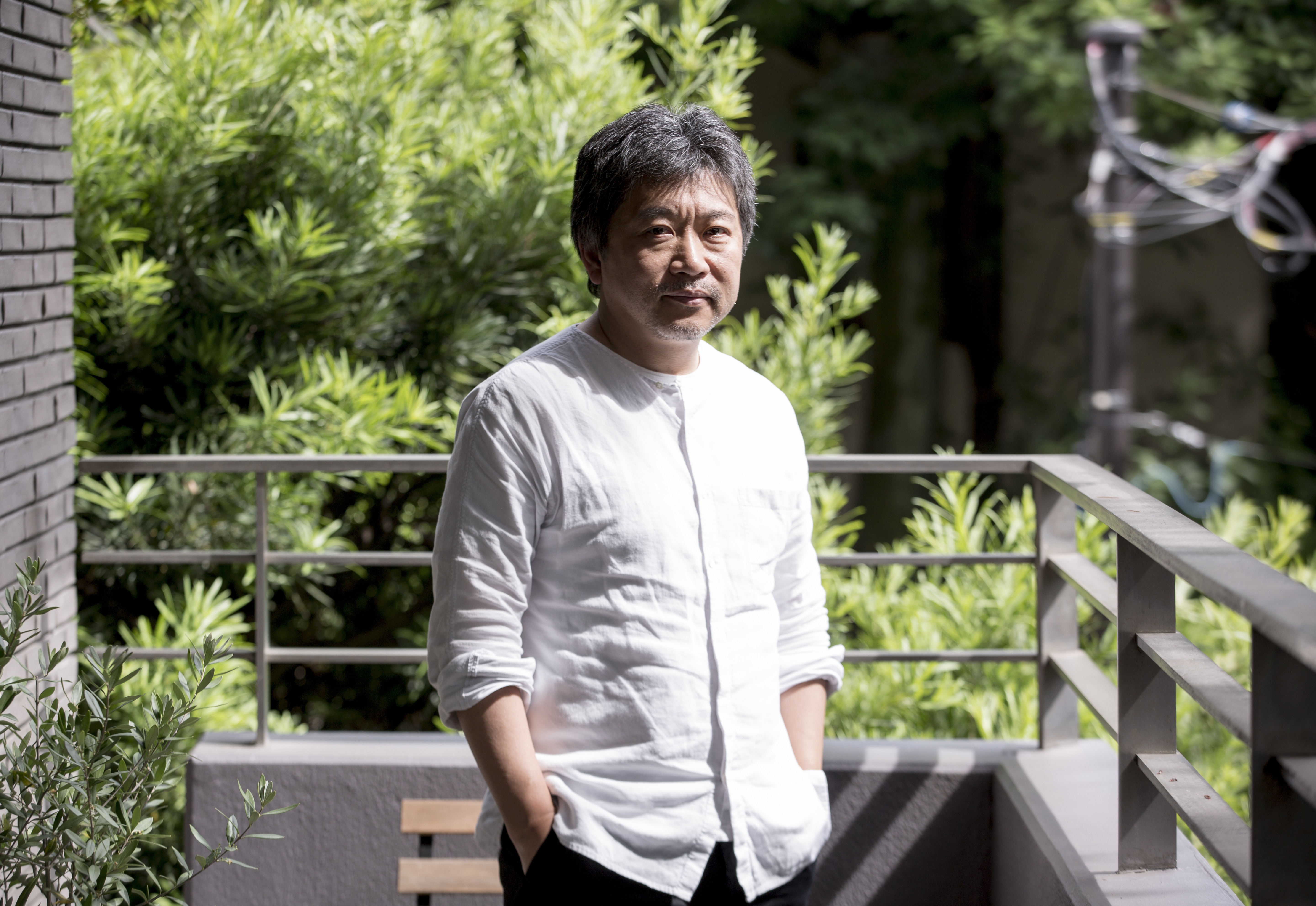 紀錄片出身的背景，讓是枝裕和對歷史和現實都有更深沉且批判性的思考，這種人文寫實主義的精神，也表現在他的電影裡。