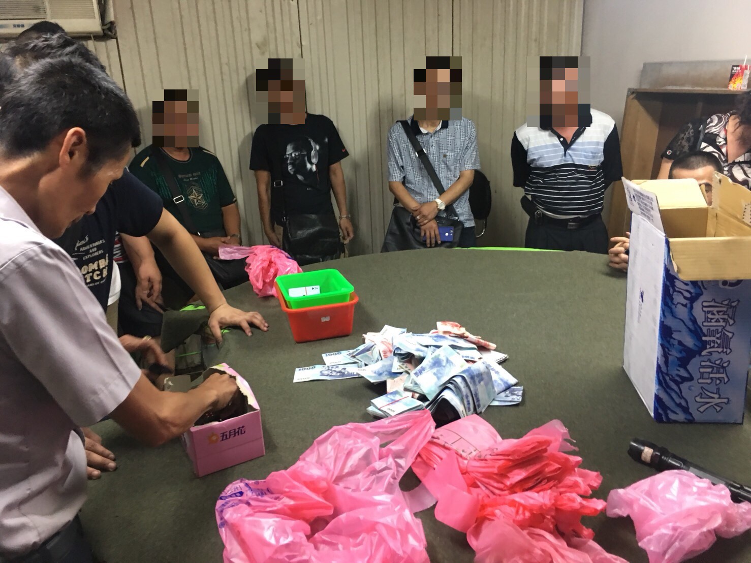 警方破獲職業賭場。（翻攝畫面）