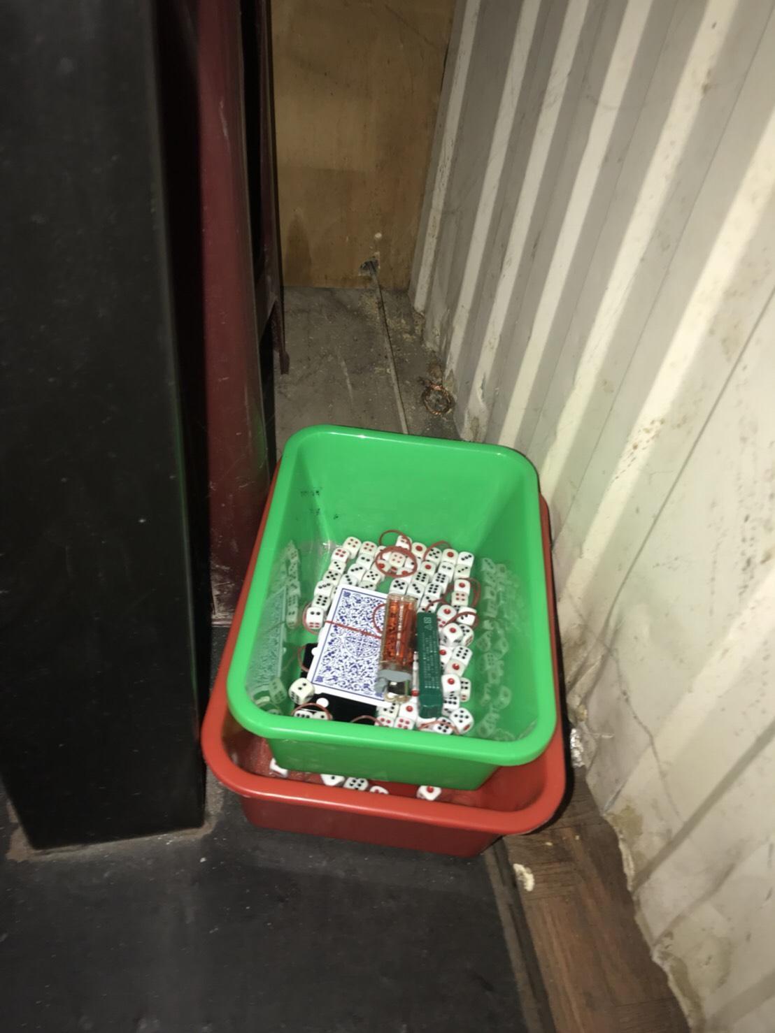 警方查扣的賭具。（翻攝畫面）