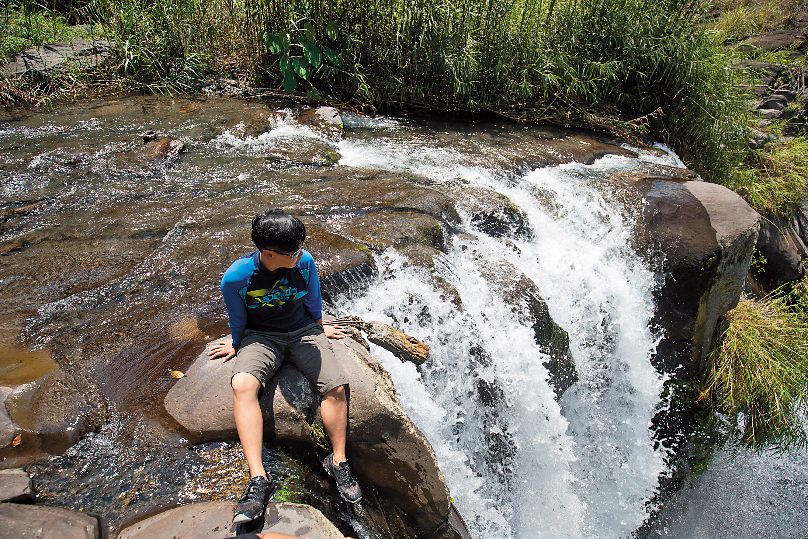「幽靈瀑布」由瀑頂飛瀉而下，氣勢壯觀。