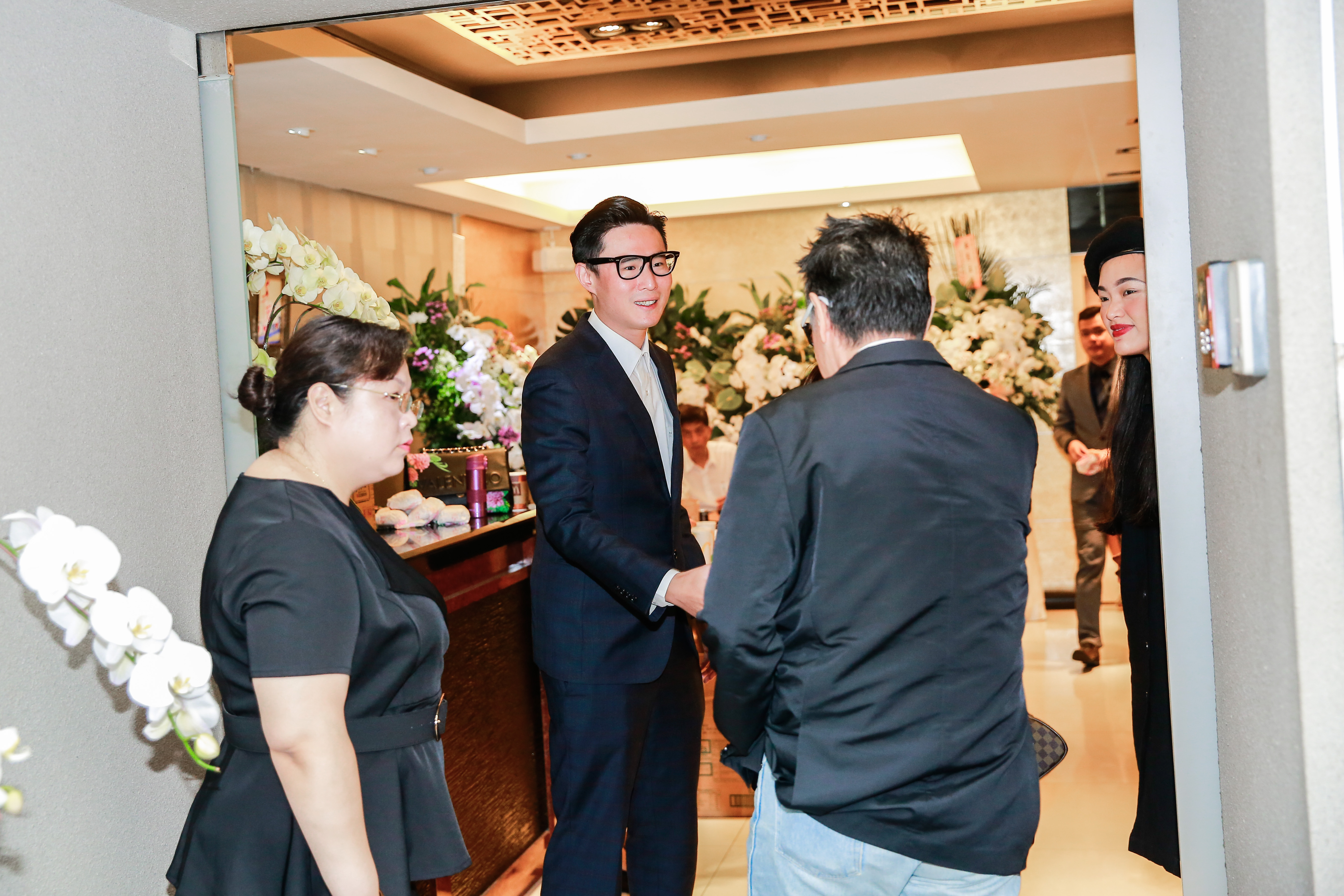 傅達仁的兒子傅俊豪在靈堂門口感謝來送父親最後一程的朋友們。