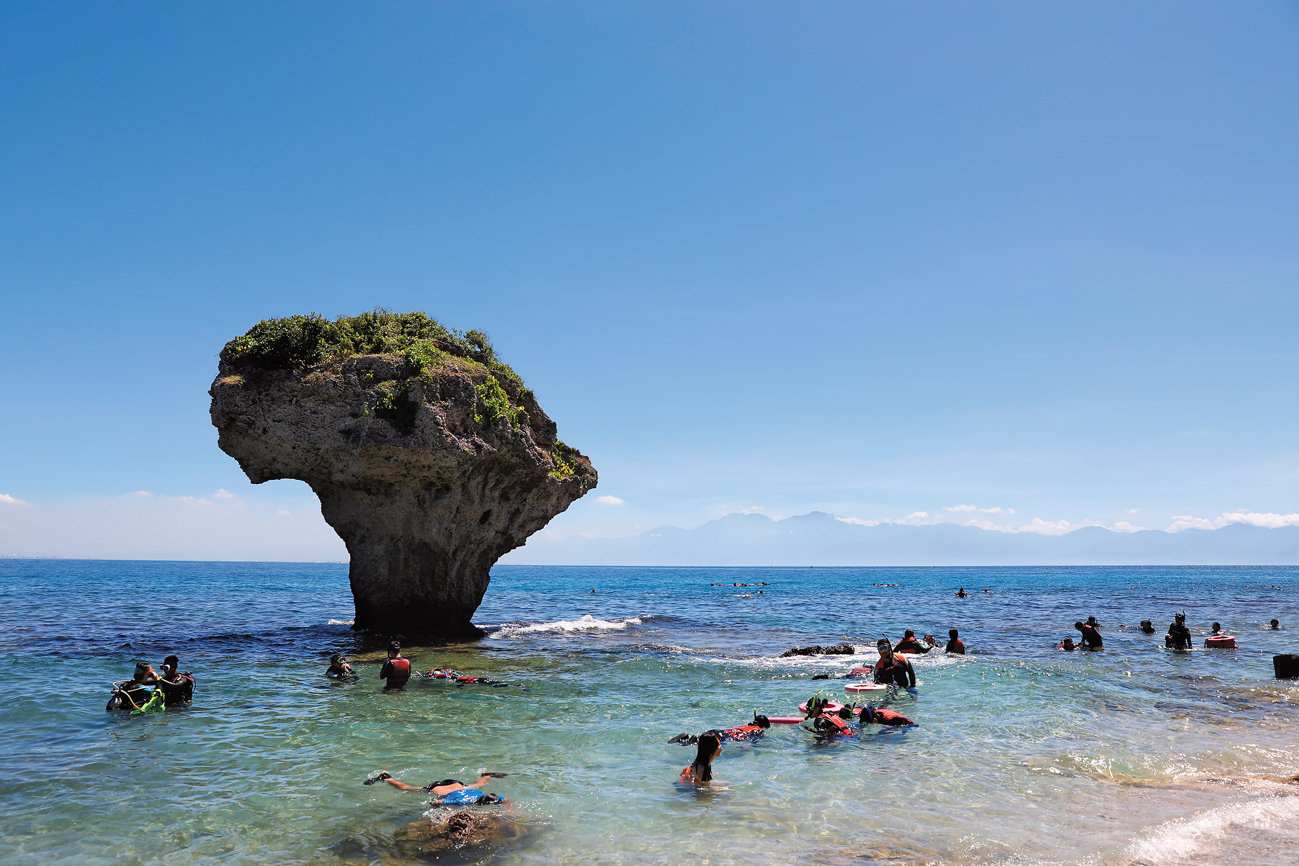 小琉球以美麗海景受到遊客歡迎，麻花捲也成為拜訪小島必帶的伴手禮。