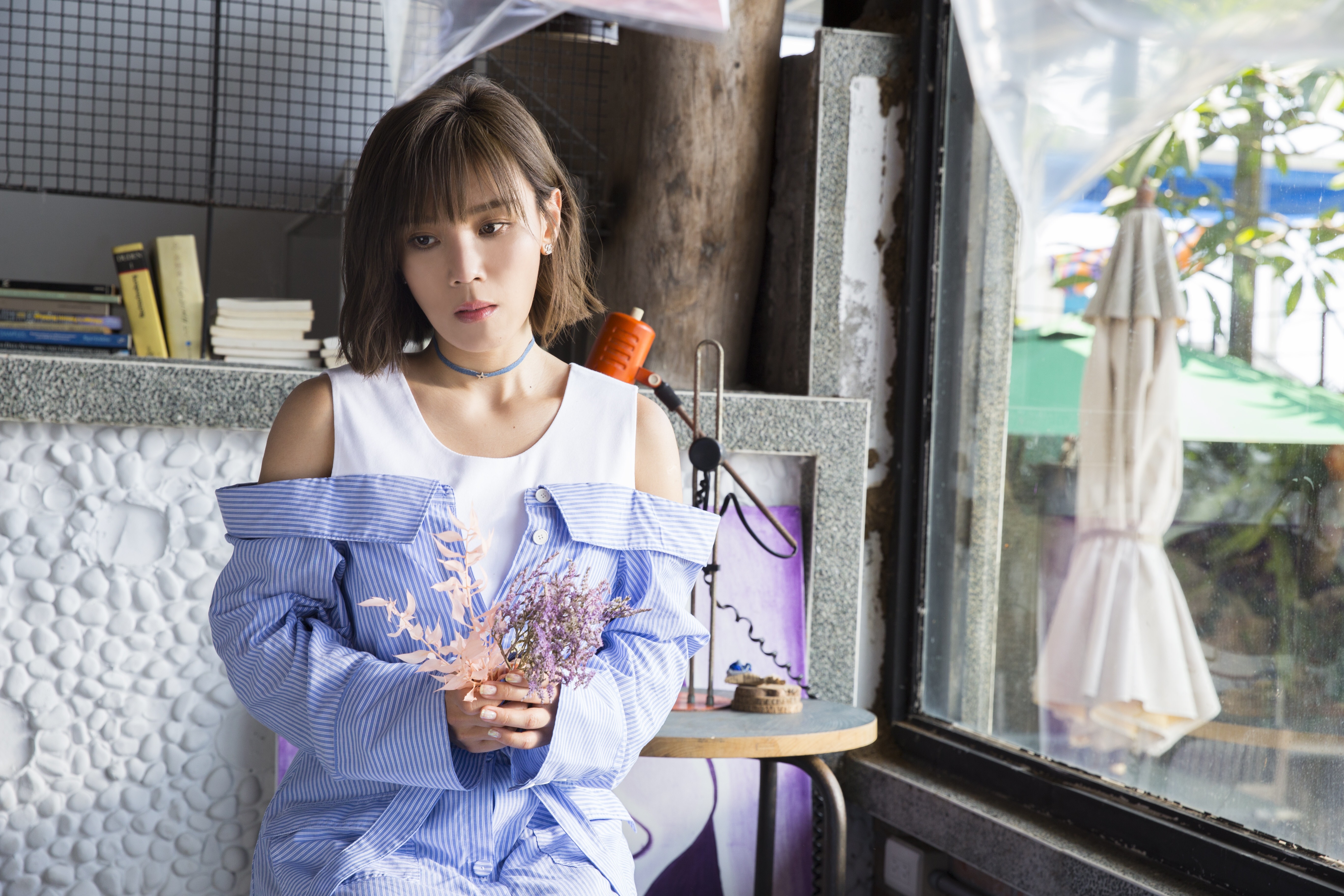 李佳薇在新歌〈好強〉MV中，演出在愛情中觸礁的女孩。（華納提供）