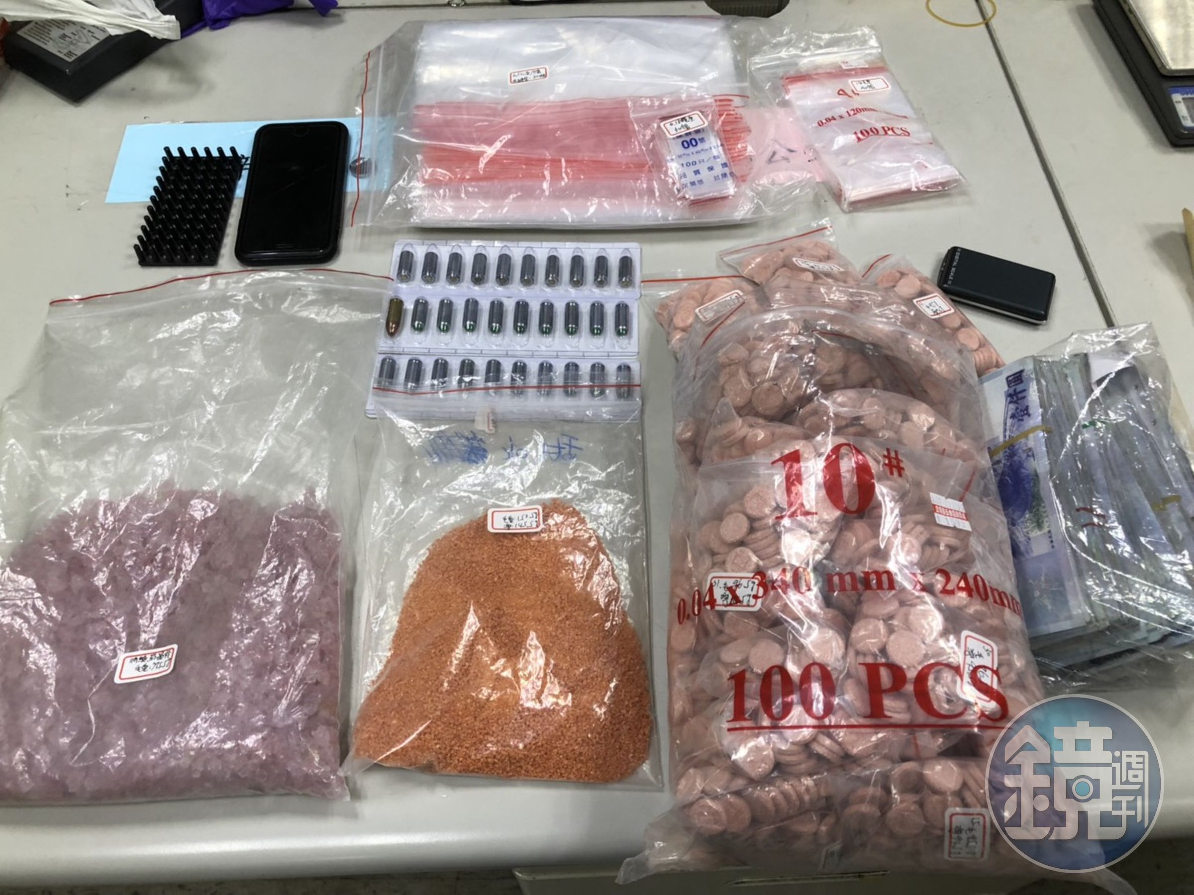 警方在2嫌住處起出毒品、子彈等贓證物。（刑事局提供）