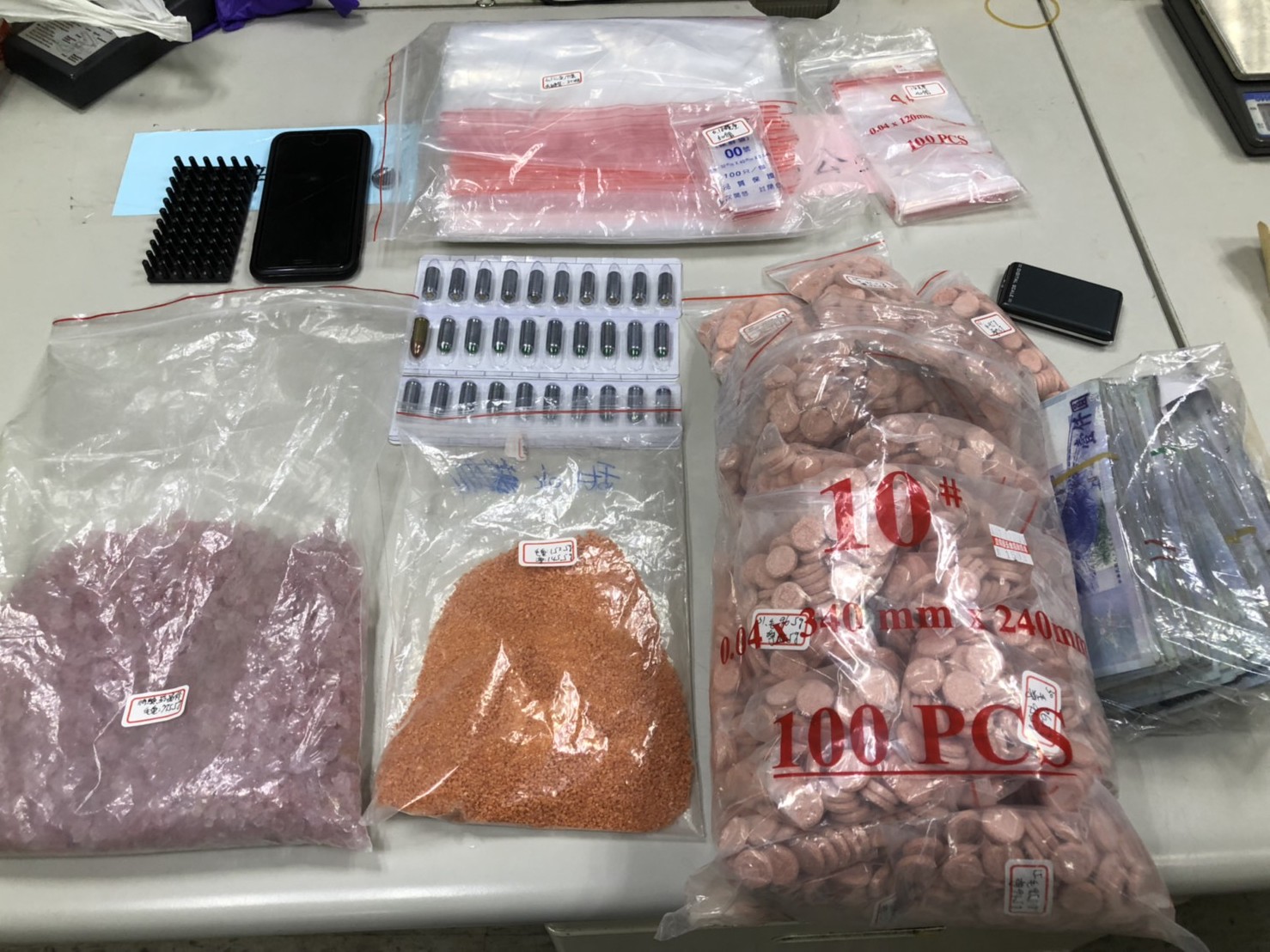 警方在2嫌住處起出毒品、子彈等贓證物。（刑事局提供）
