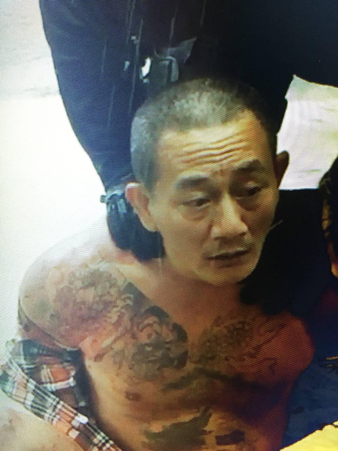 商男奮力抵抗，還企圖從背包拿槍。（警方提供）