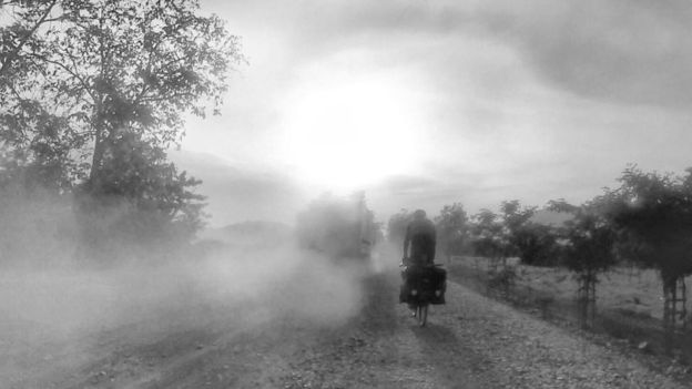 印度男子騎單車到俄羅斯，希望能見到梅西一面。（翻攝自BBC）