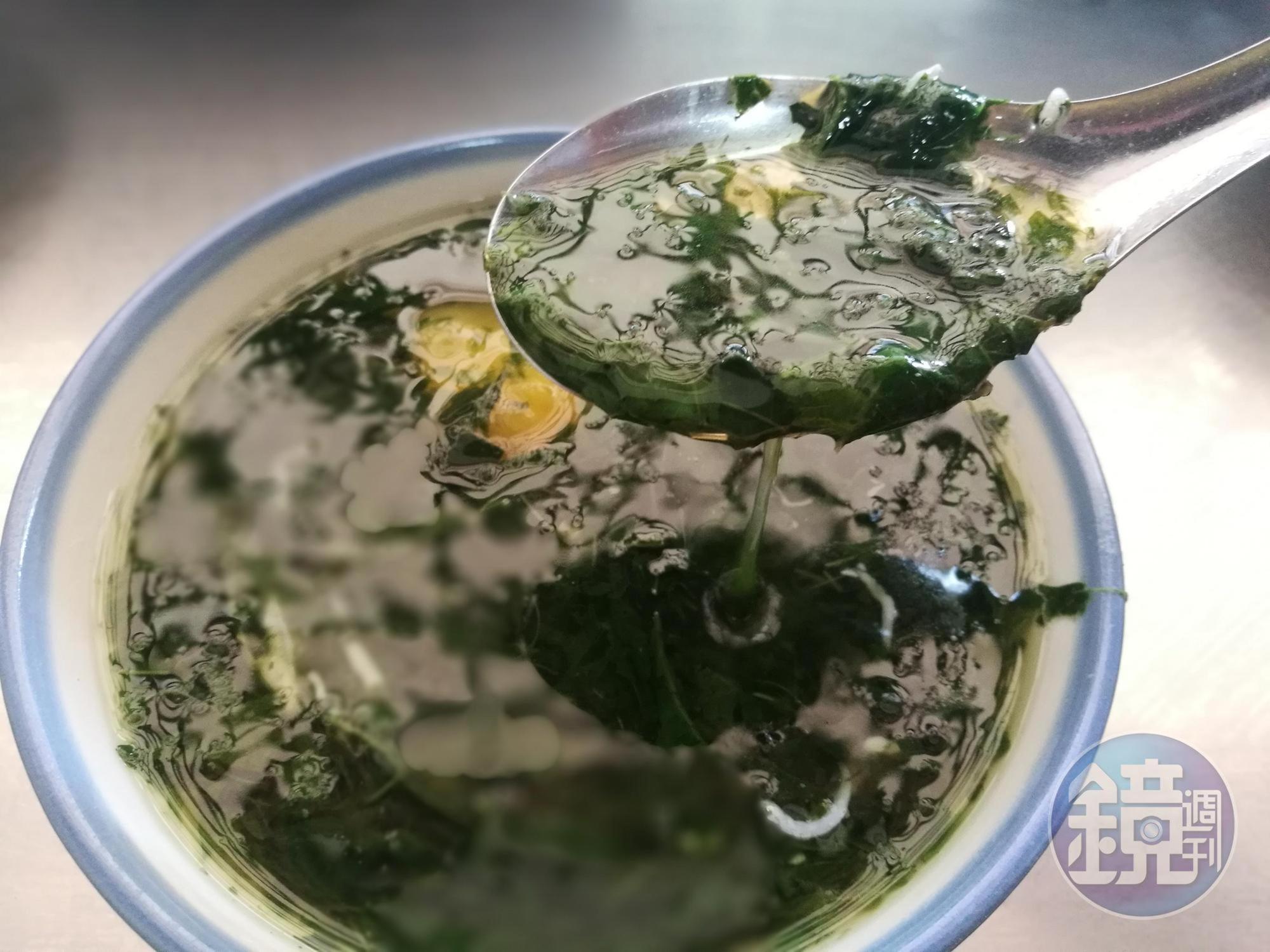 雖然喝起來苦苦的「麻薏湯」,卻是台中人傳統消暑湯品。(35元/碗)