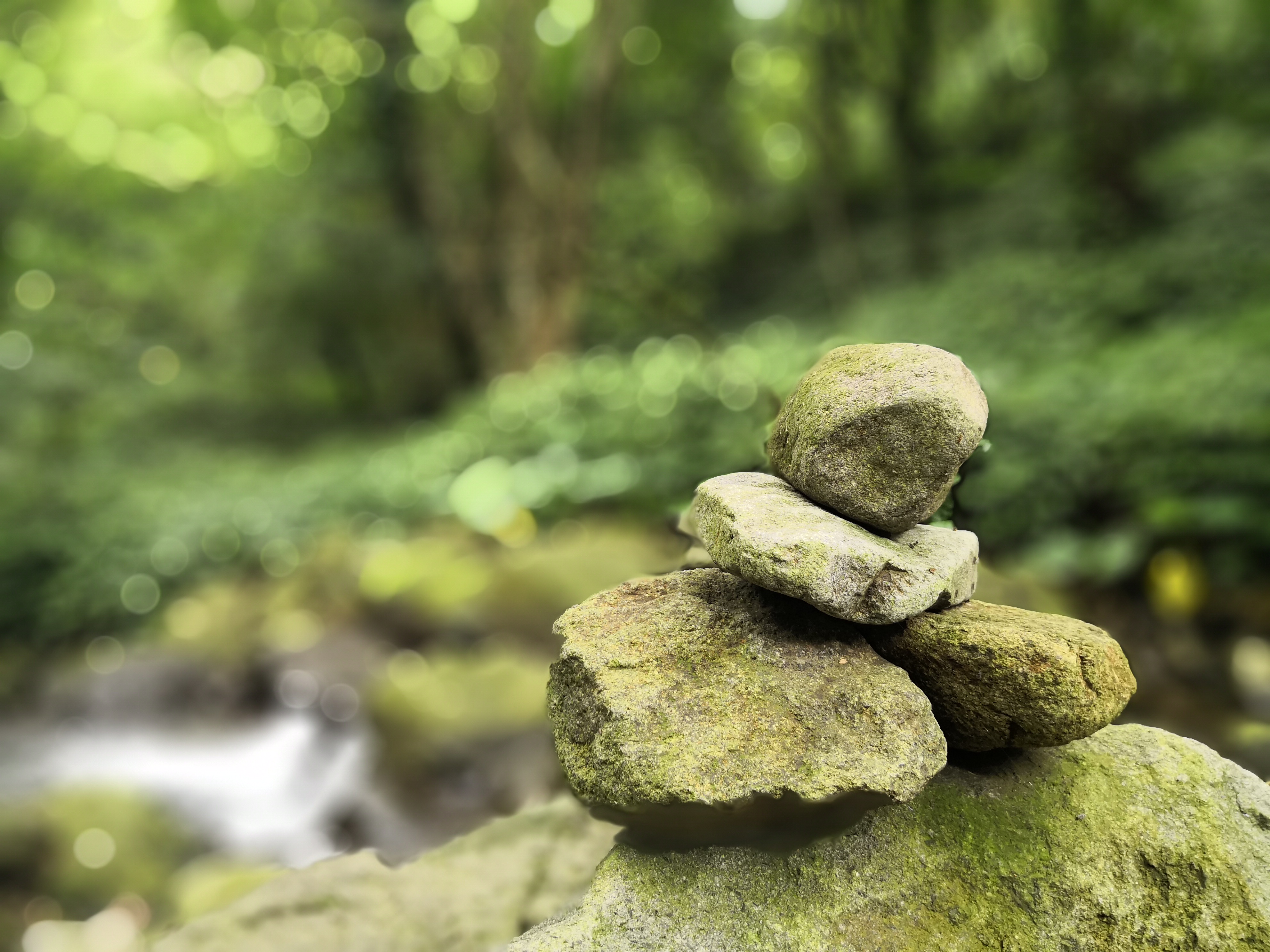 在山中常見的疊石，功能是指路。