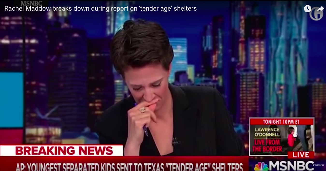 女主播Rachel Maddow唸了一句就唸不下去，表情痛苦地極力恢復鎮定。（畫面截自MSNBC）