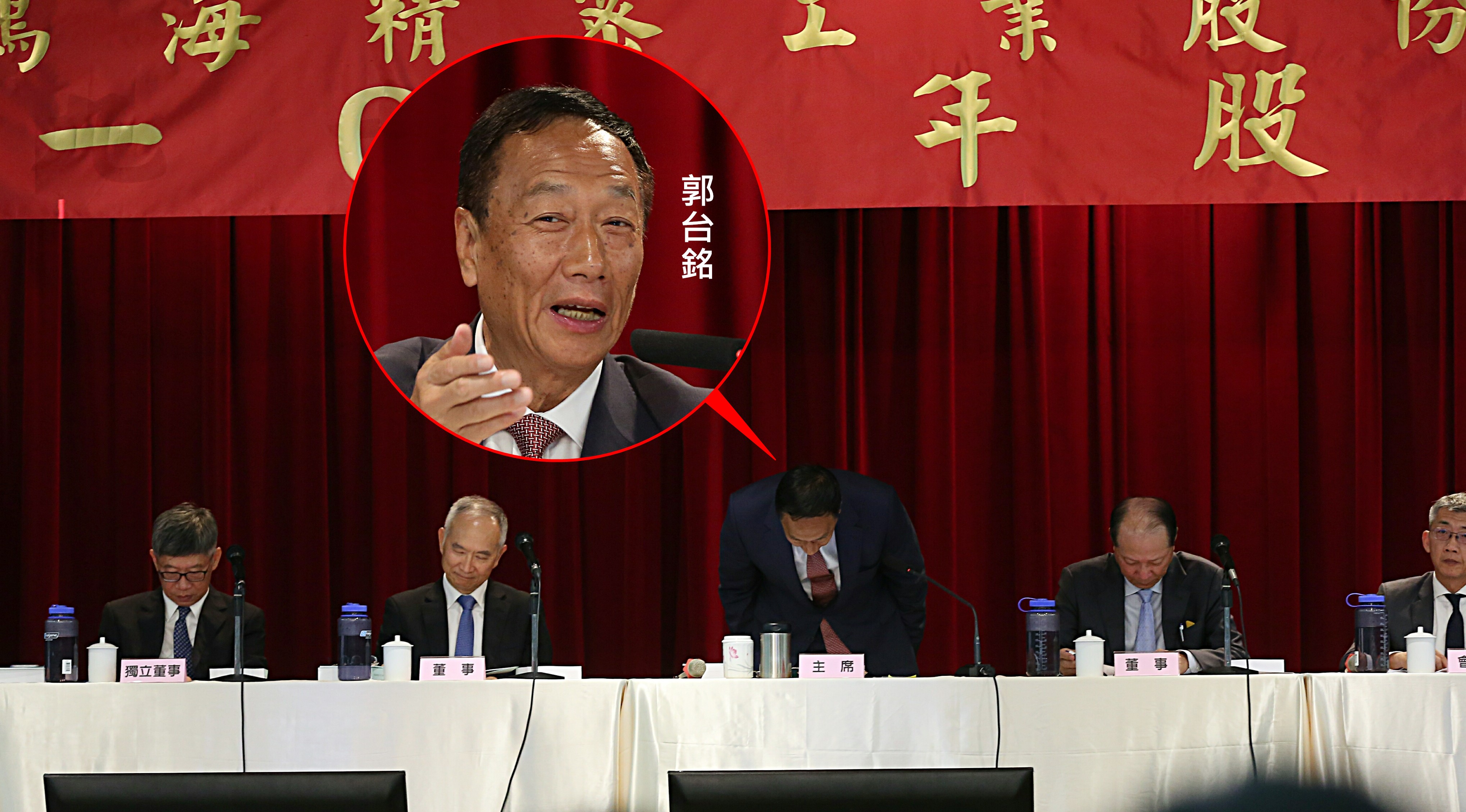 去年營收雖創歷史新高，但因無法達成預定成長10％的目標，只達到8％，郭台銘鞠躬致歉。