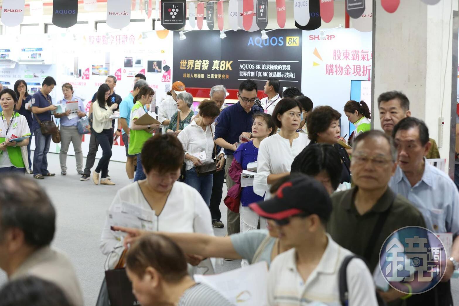 鴻海股東會在土城總部舉行，股東們大排長龍，等待進場。