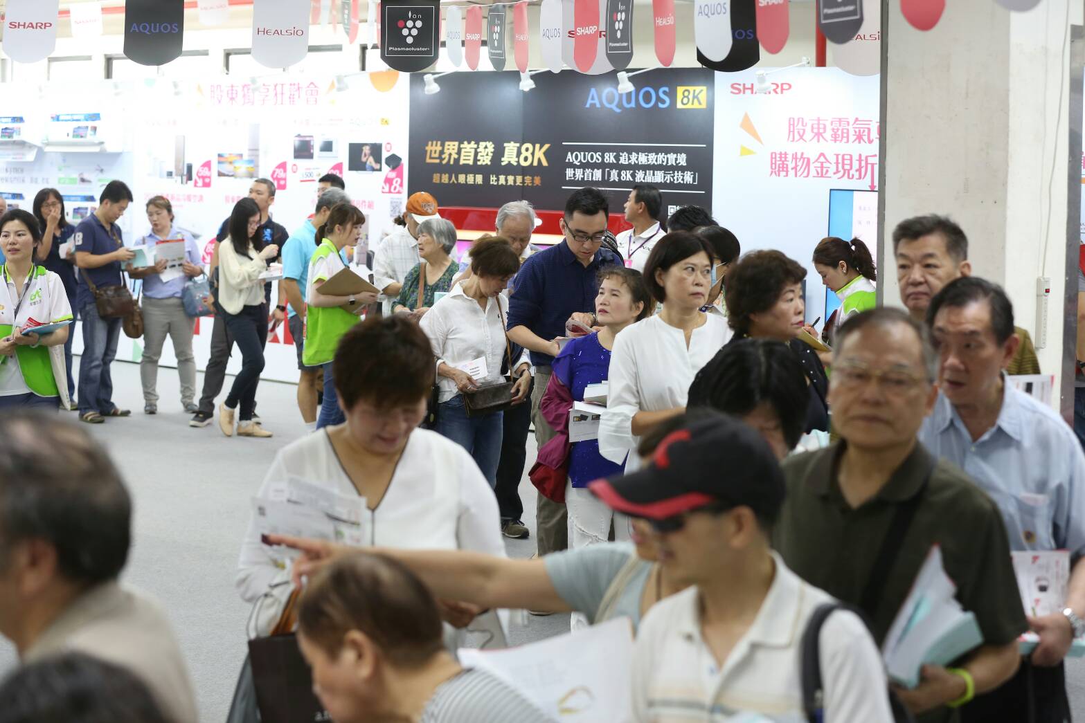 鴻海股東會在土城總部舉行，股東們大排長龍，等待進場。