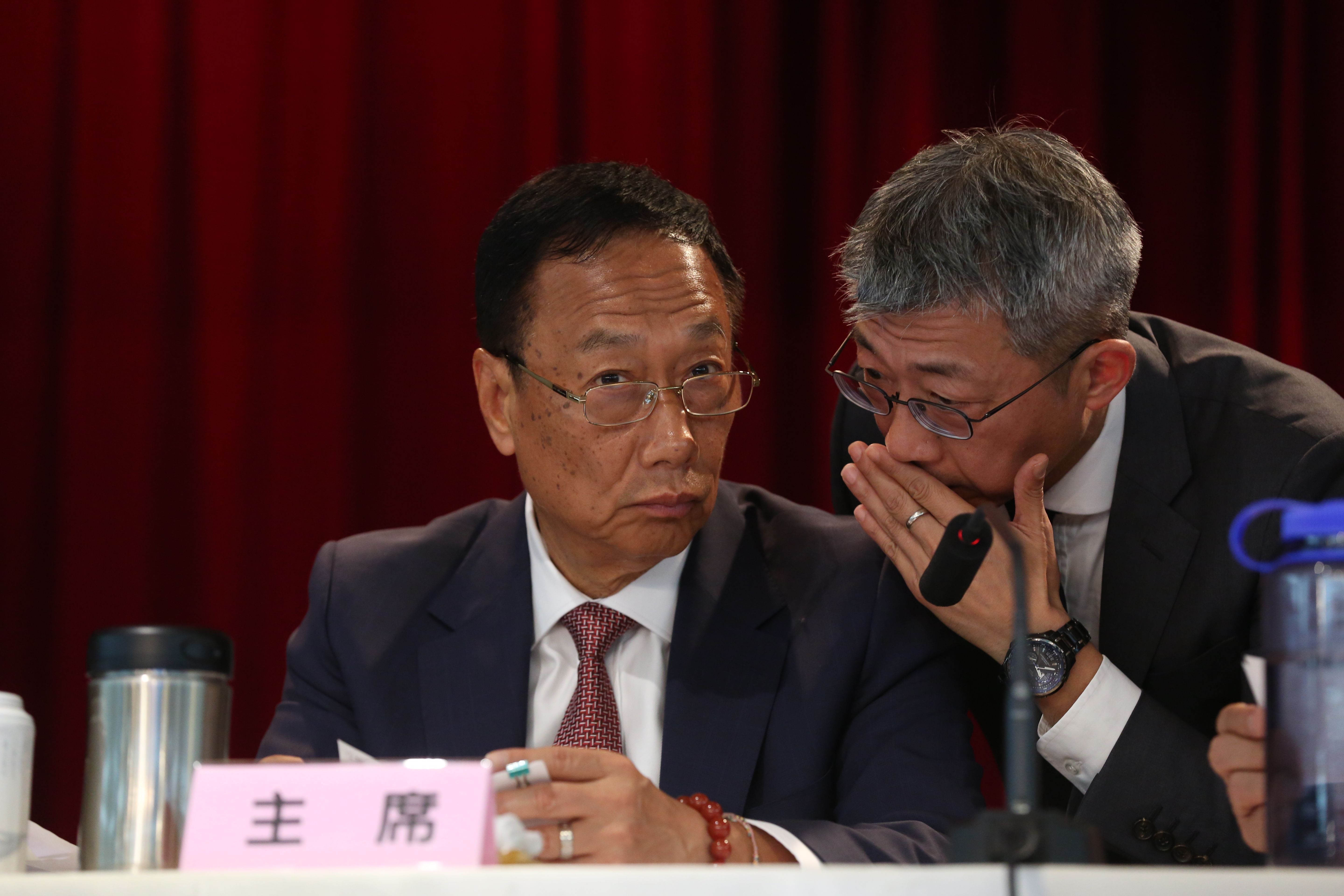 針對去年鴻海獲利比2016年減少7%，郭台銘解釋，是集團積極轉型投資研發，但也對成長率不如預期而向股東致歉。