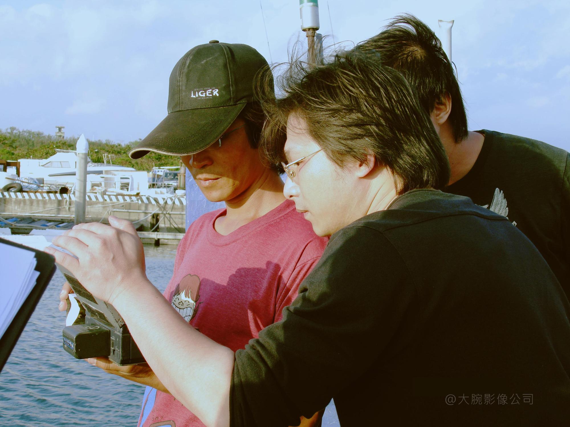 《海角七号》導演魏德聖（左）與特效專家林哲民（右）討論「高砂丸」的拍攝方式。（大腕提供）