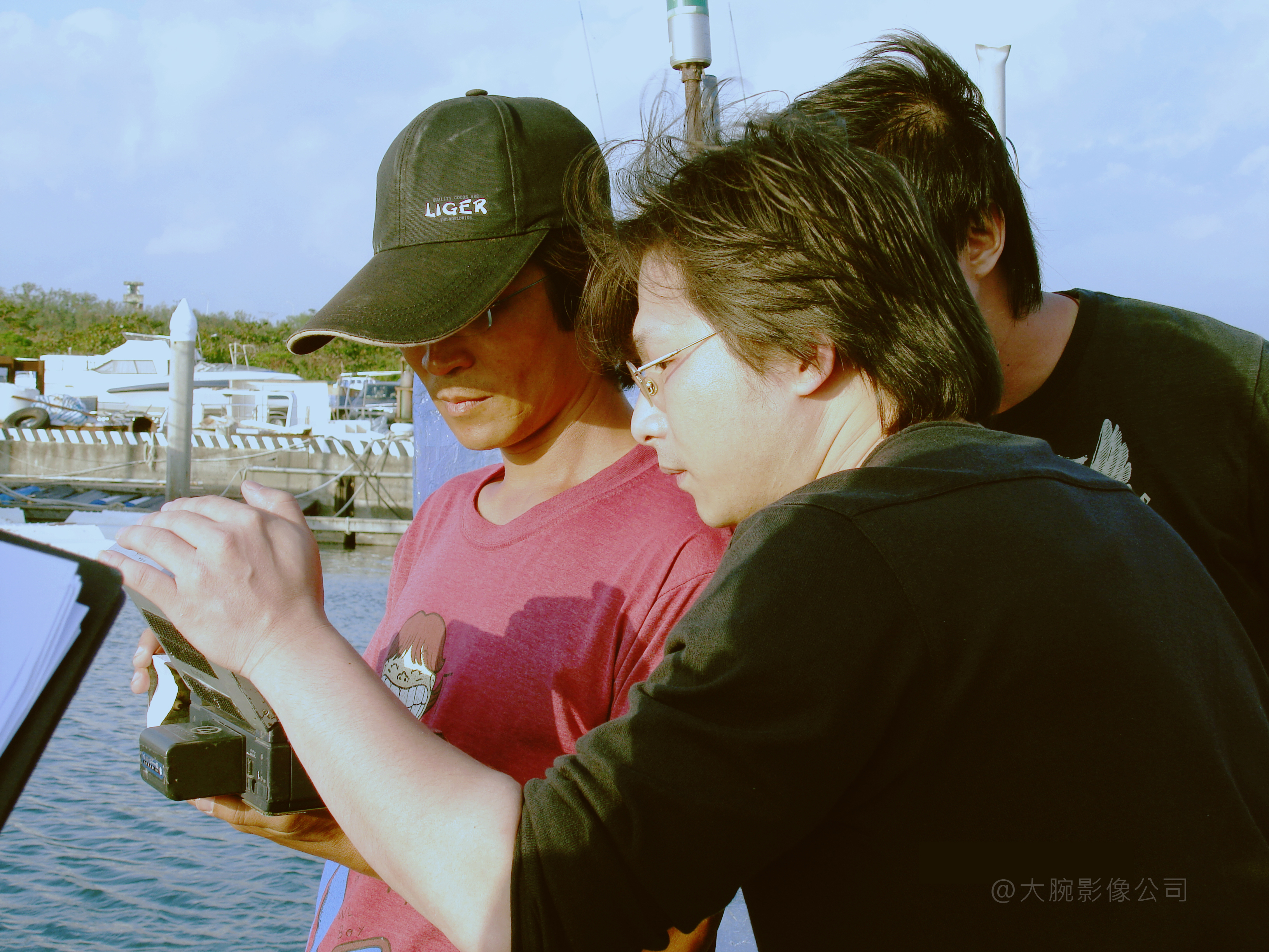 《海角七号》導演魏德聖（左）與特效專家林哲民（右）討論「高砂丸」的拍攝方式。（大腕提供）