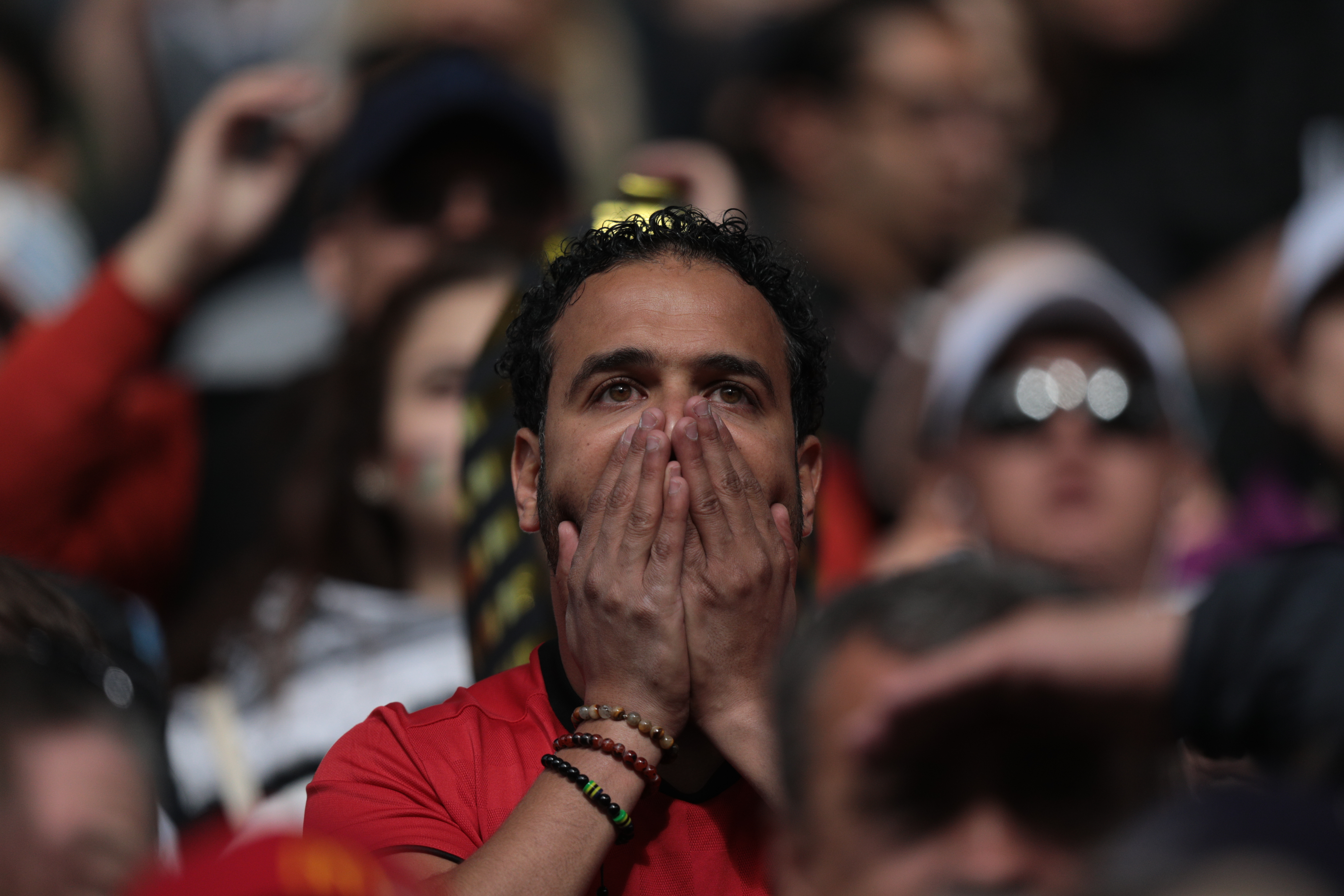 緊張的埃及球迷。（東方IC）