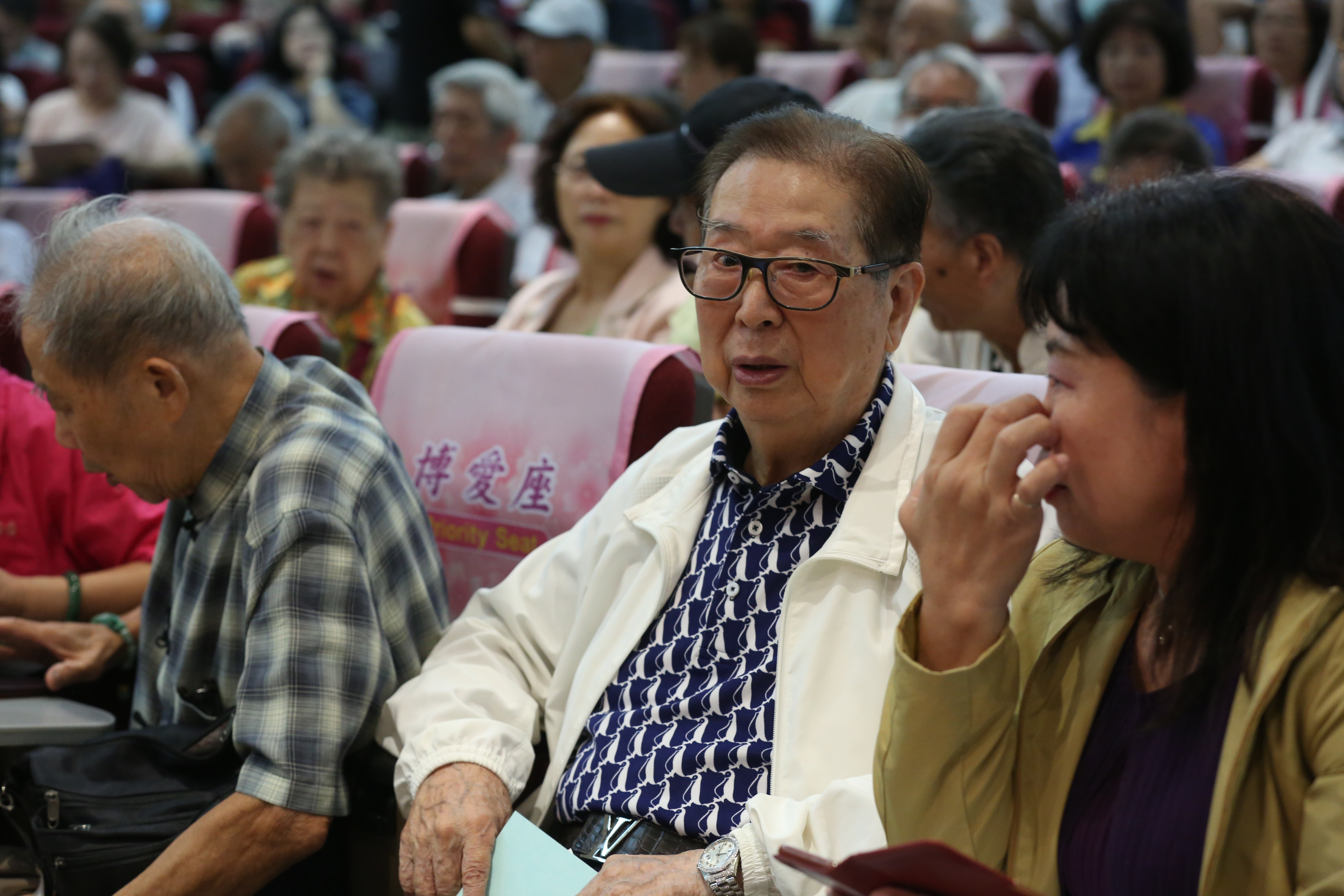 資深股民的阿土伯（右二）再度向郭台銘喊話，鼓吹郭董選總統。