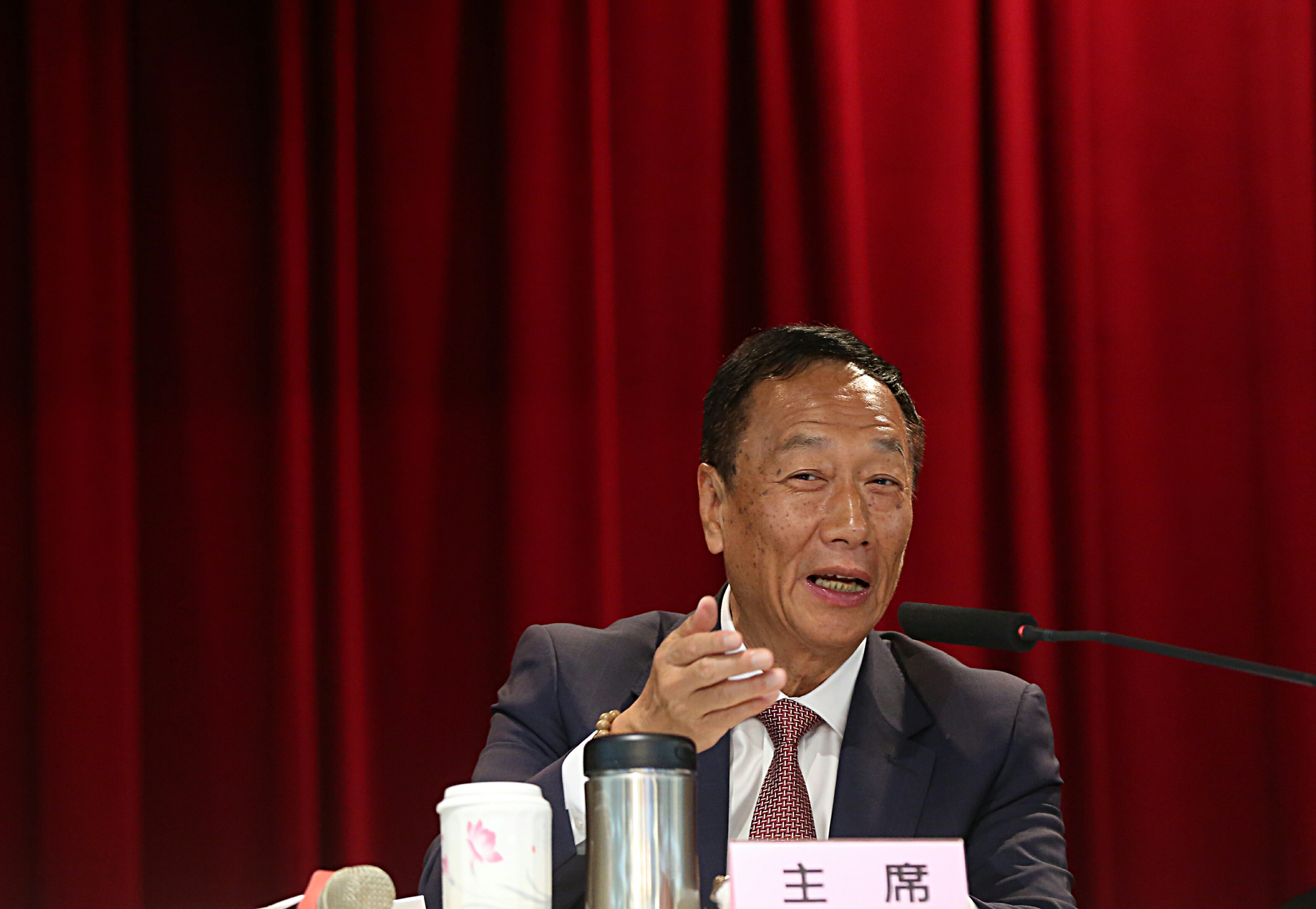 郭台銘說選總統這個議題跟股東大會無關，無法回應。