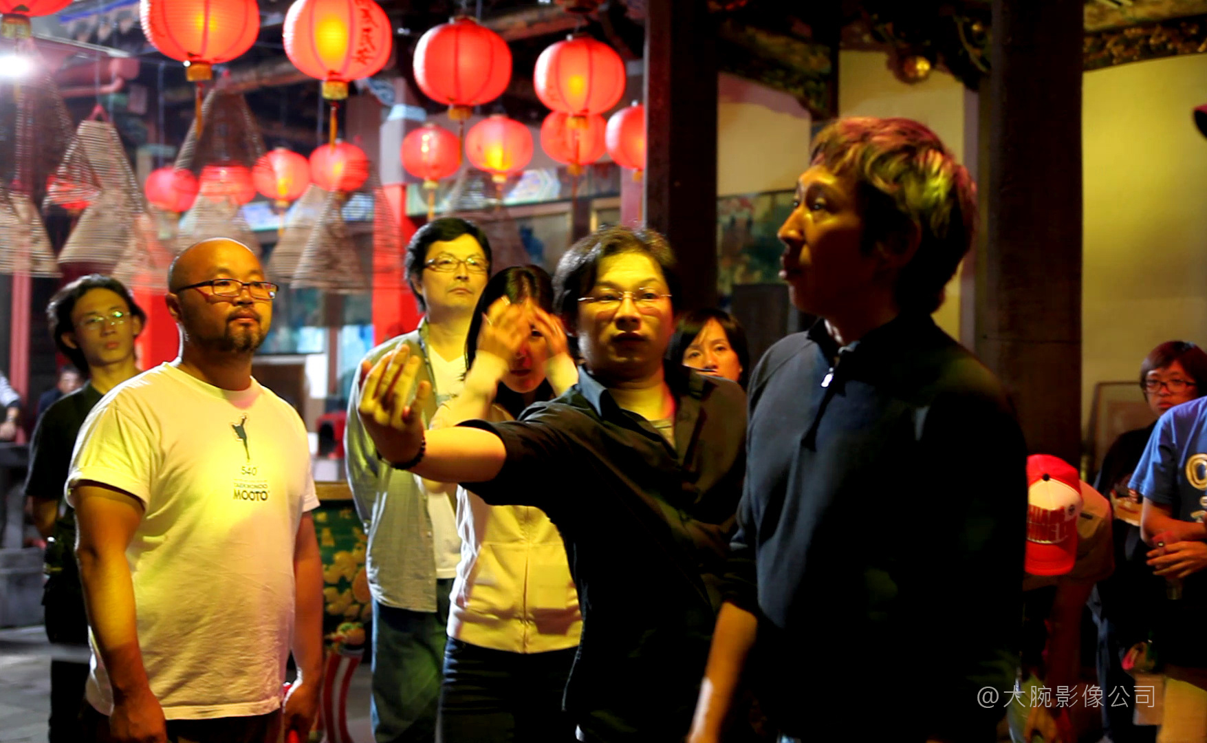 《艋舺》導演鈕承澤（右一）與特效總監林哲民（右二）在拍片現場。（大腕提供）