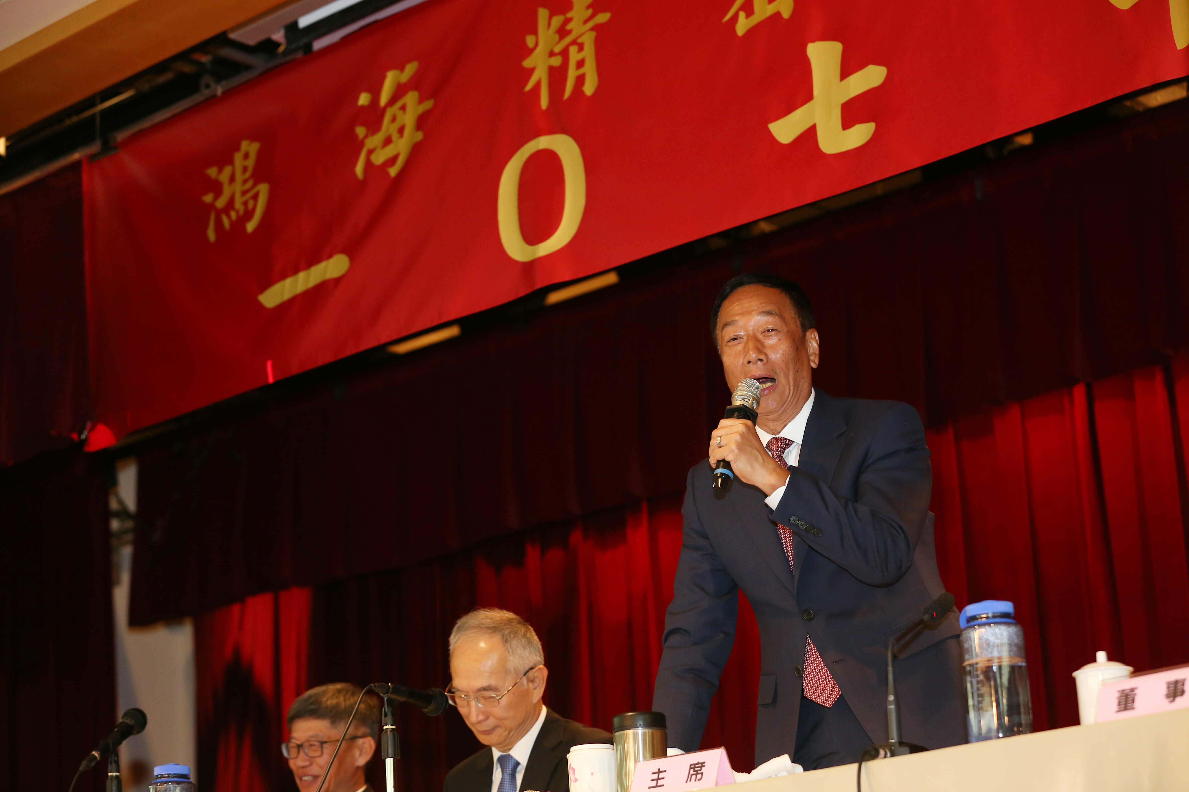 郭台銘表示5年內不會退休，他也向股東們承諾，他退休前，鴻海股價一定會到200元。 